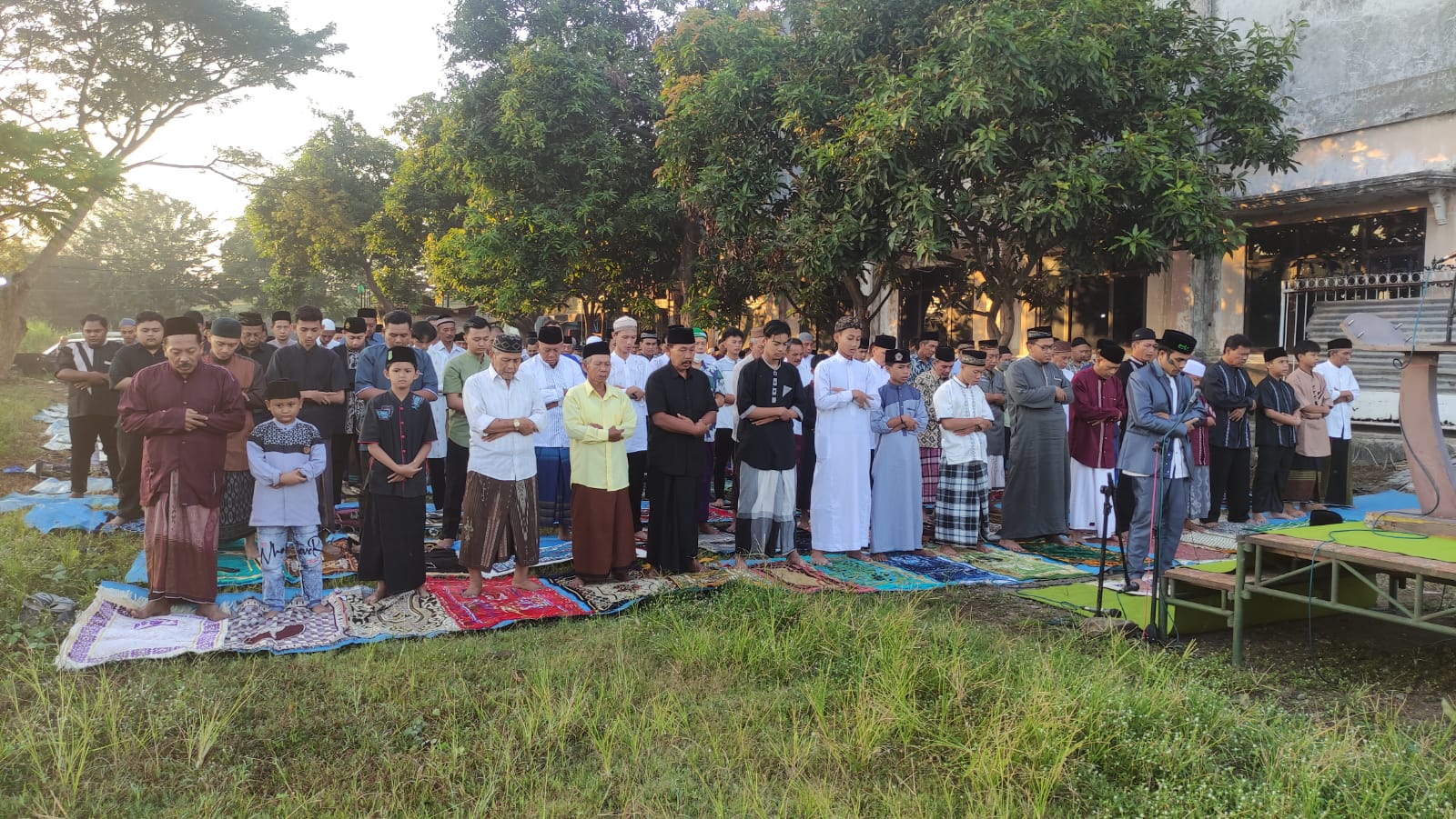 REUNI: Warga korban lumpur Sidoarjo laksanakan salat id dengan khusyuk. (M SAIFUL ROHMAN/RADAR SIDOARJO)