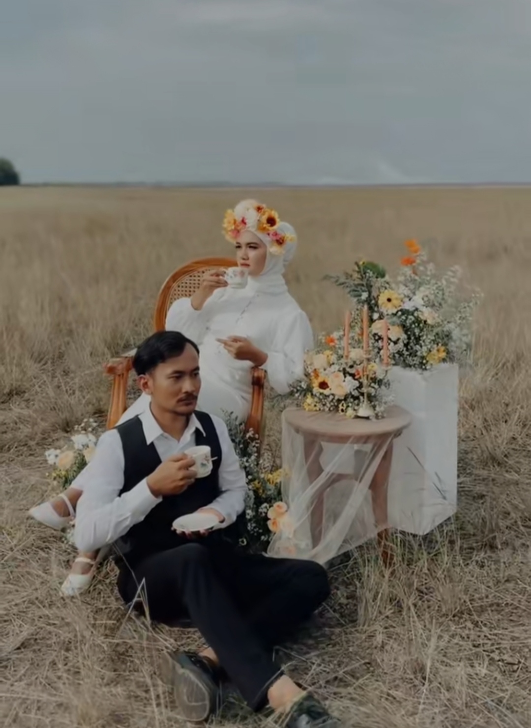 MUSIM PANAS: Bergaya ala piknik di tanggul lumpur Sidoarjo. (IST/akun TikTok @iringmanten)