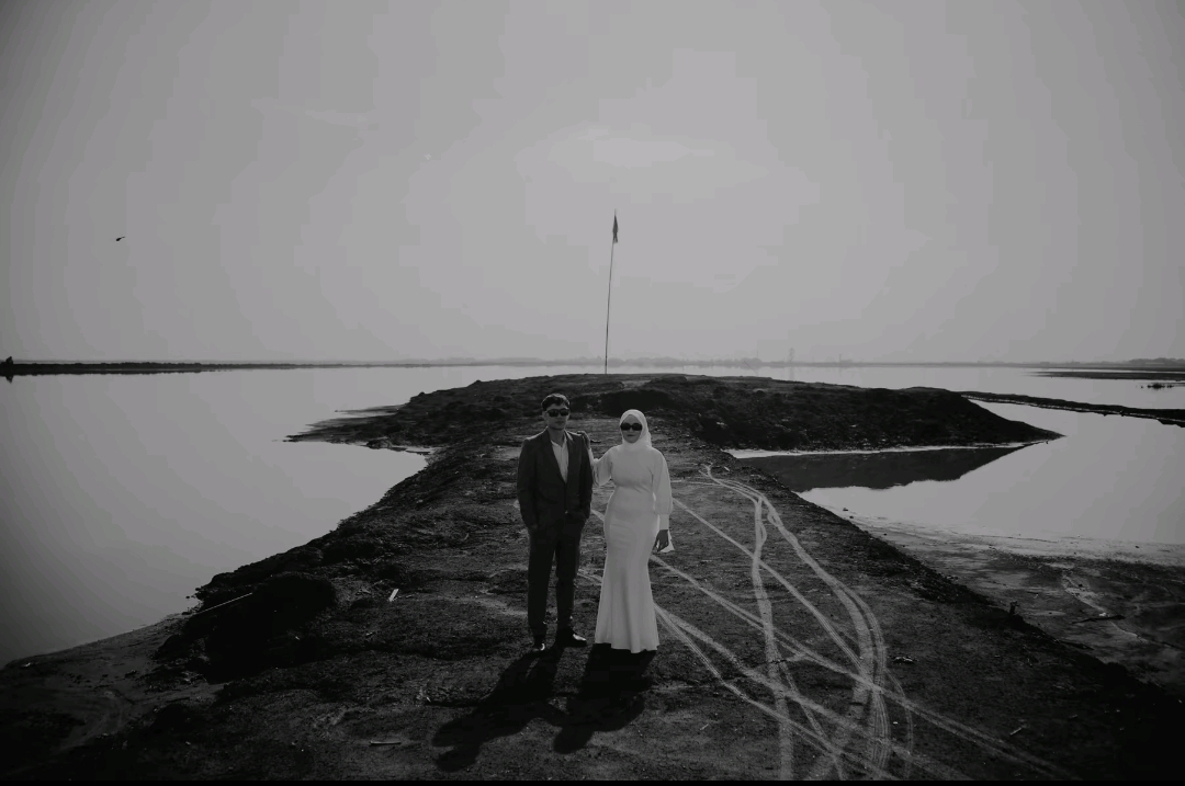 NEKAT: Sepasang calon pengantin berfoto dikeliling lumpur. (IST/akun TikTok @Moonlight.stuff)