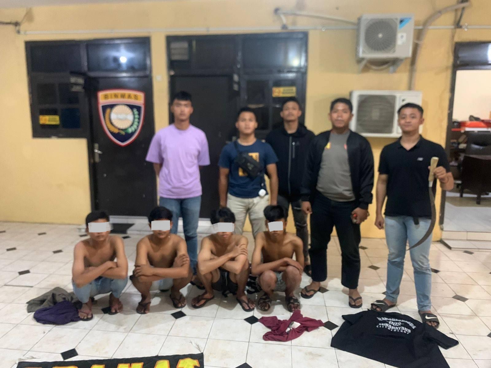 TAK MENDIDIK: Polisi amankan empat pemuda di Polsek Candi, Rabu (19/6). (IST)