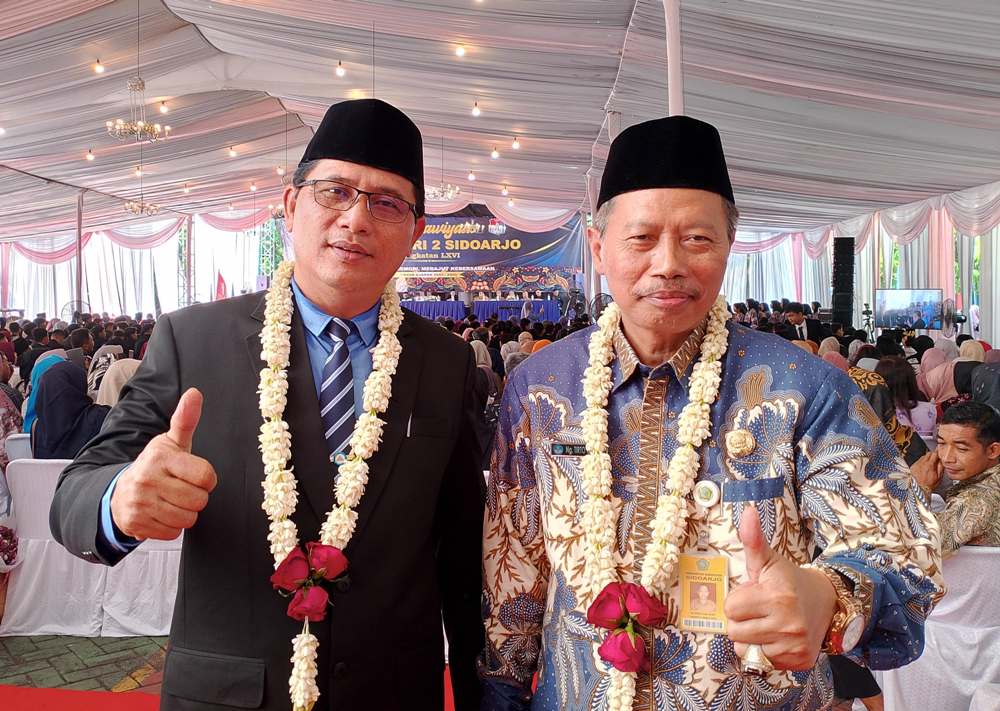 SINERGI: Kepala SMP Negeri 2 Sidoarjo Drs. Qodim M.Si. bersama Kepala Dinas Pendidikan dan Kebudayaan Kabupaten Sidoarjo, Dr. Tirto Adi, M.Pd.