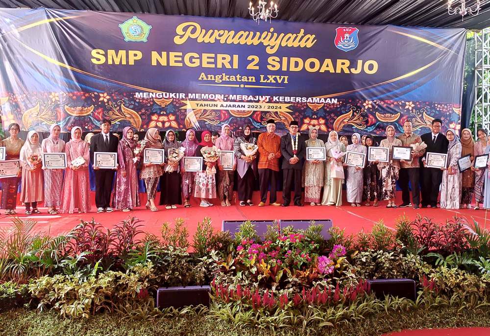 BANGGA: Siswa-siswi berprestasi bersama orang tua dan wali murid setelah menerima penghargaan atas prestasi yang sudah diraih.