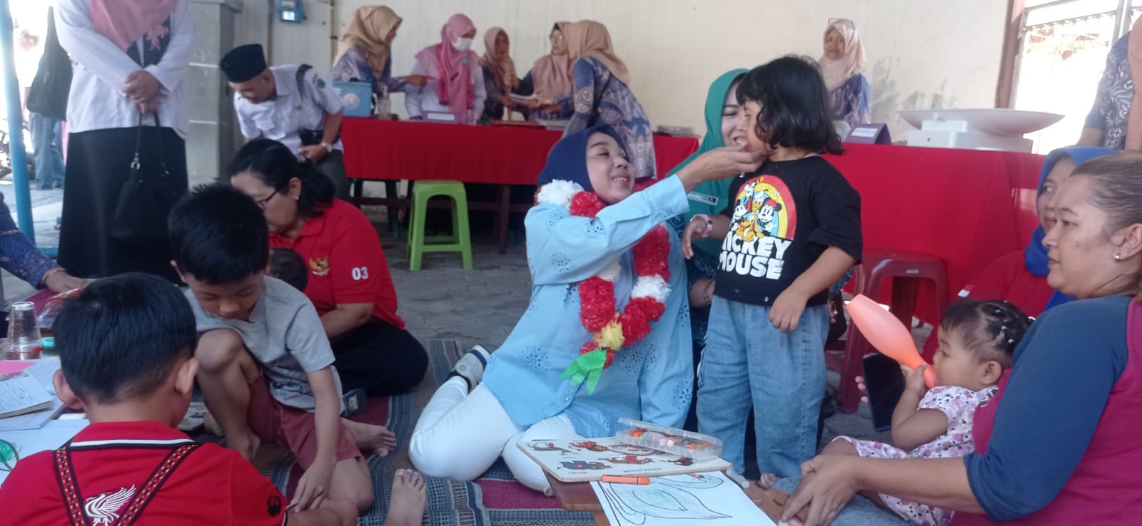 GANYENG : Istri Plt Bupati Sidoarjo Hj dr Sriatun Subandi mengajak bermain anak balita di Posyandu RT 3 RW 5 Taman Candiloka.