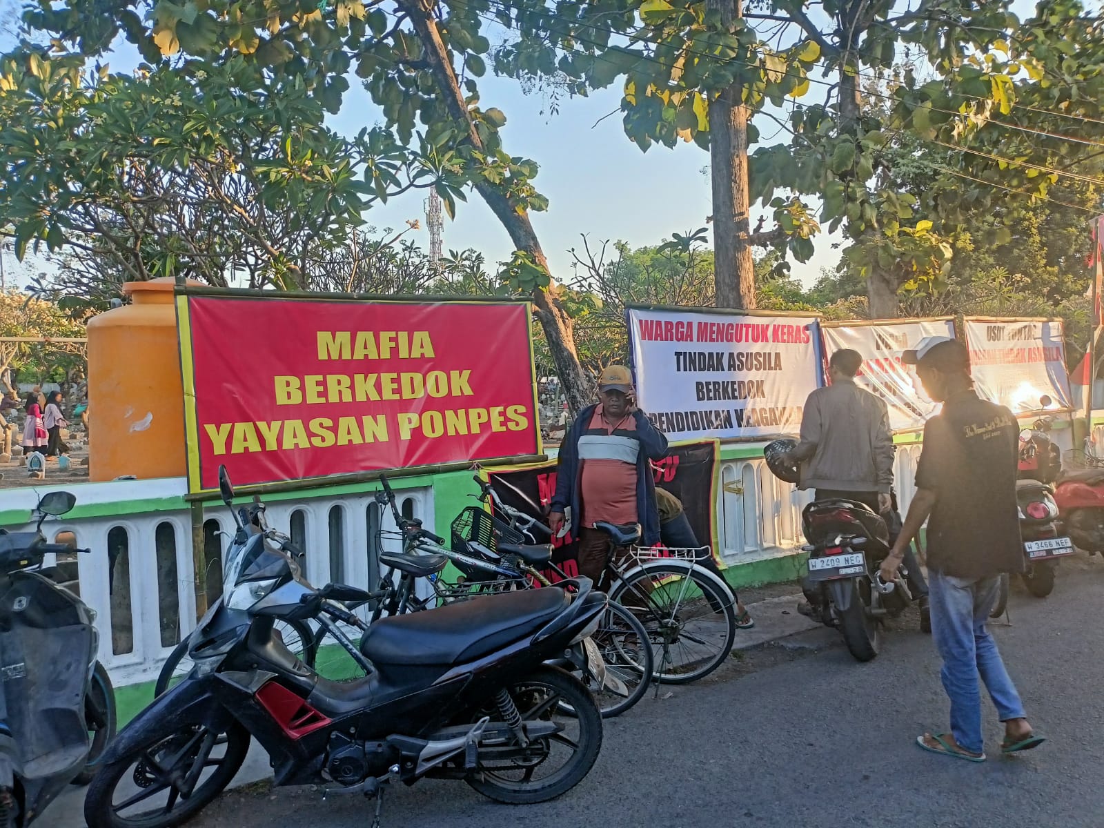 BERGEJOLAK : Puluhan poster tuntutan warga untuk menutup Pondok Pesantren Al-Mahdiy. (DIKY PUTRA SANSIRI/RADAR SIDOARJO)  &nbsp;