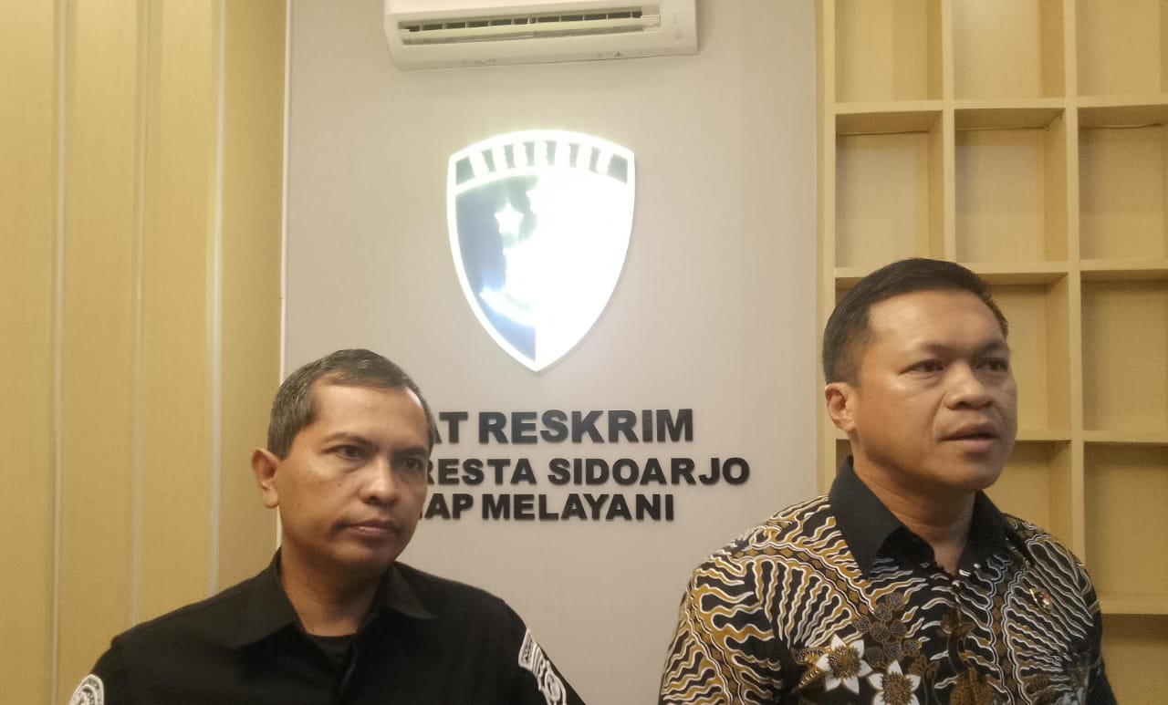 BERI KETERANGAN : Kasat Reskrim Polresta Sidoarjo Kompol Agus Sobarnapraja (kanan) di Mako Polresta Sidoarjo, Jumat (21/6).&nbsp;(DIKY PUTRA SANSIRI/RADAR SIDOARJO)