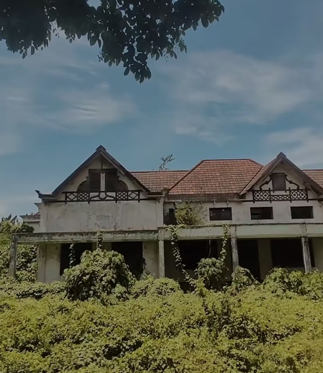 SERAM?: Salah satu tempat yang dianggap angker di Sidoarjo. (IST/TikTok jadimaukemana)
