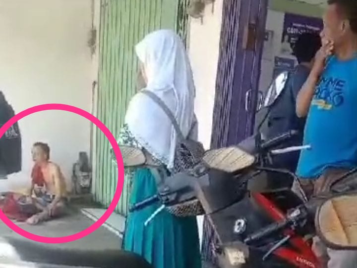 NEKAT : Pelaku jambret usai dihajar warga. (DIKY PUTRA SANSIRI/RADAR SIDOARJO)