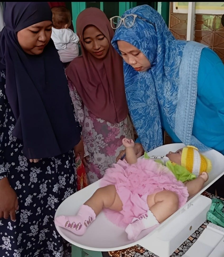 SEHAT: Kegiatan penimbangan balita di Posyandu Desa Kraton Kecamatan Krian. (dok)  &nbsp;