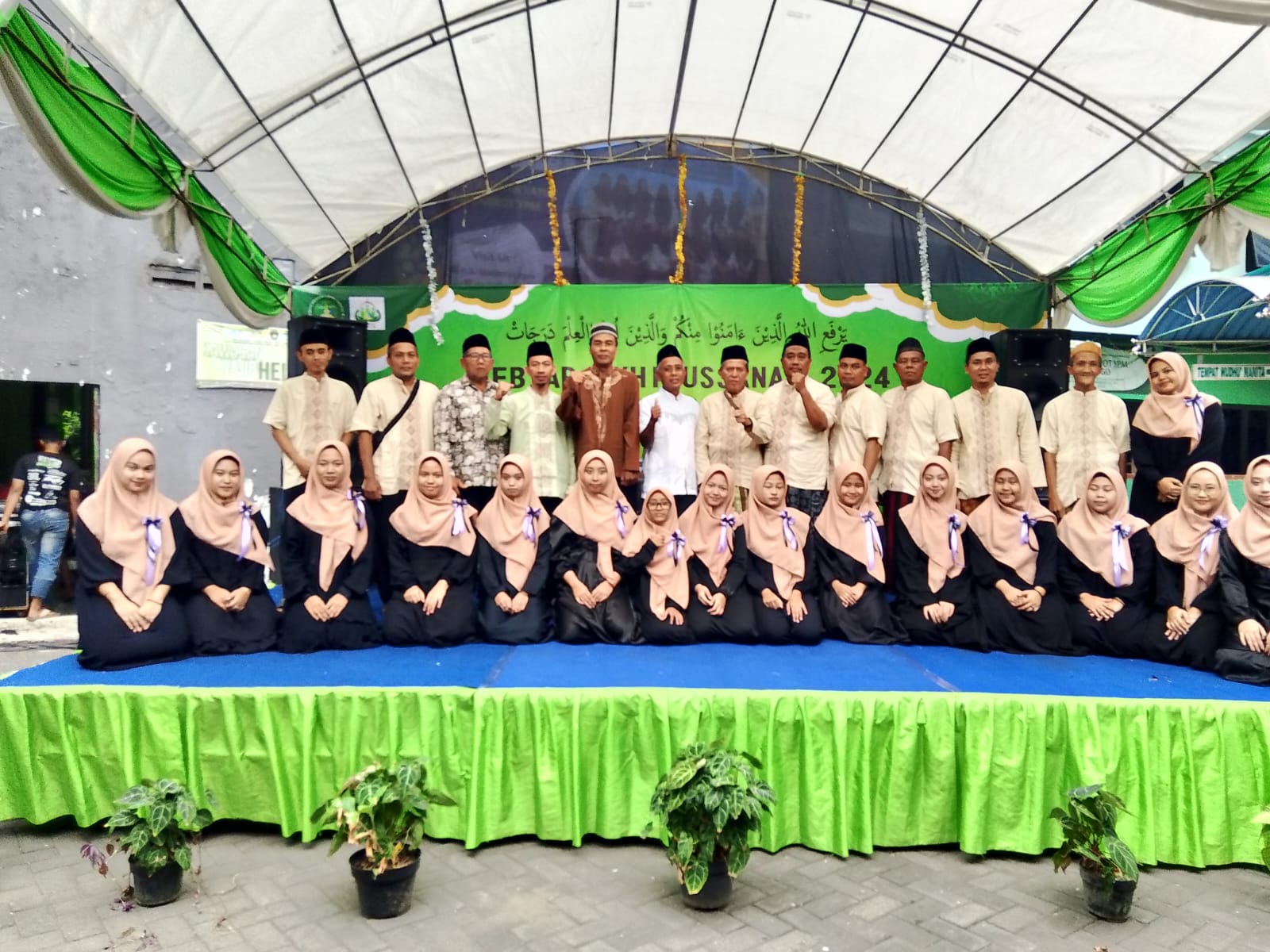 KEBERSAMAAN: Foto pengurus dan pengasuh Panti Asuhan Mabarrot YPM Sarirogo dalam kegiatan Gebyar Akhirussanah. (IST)