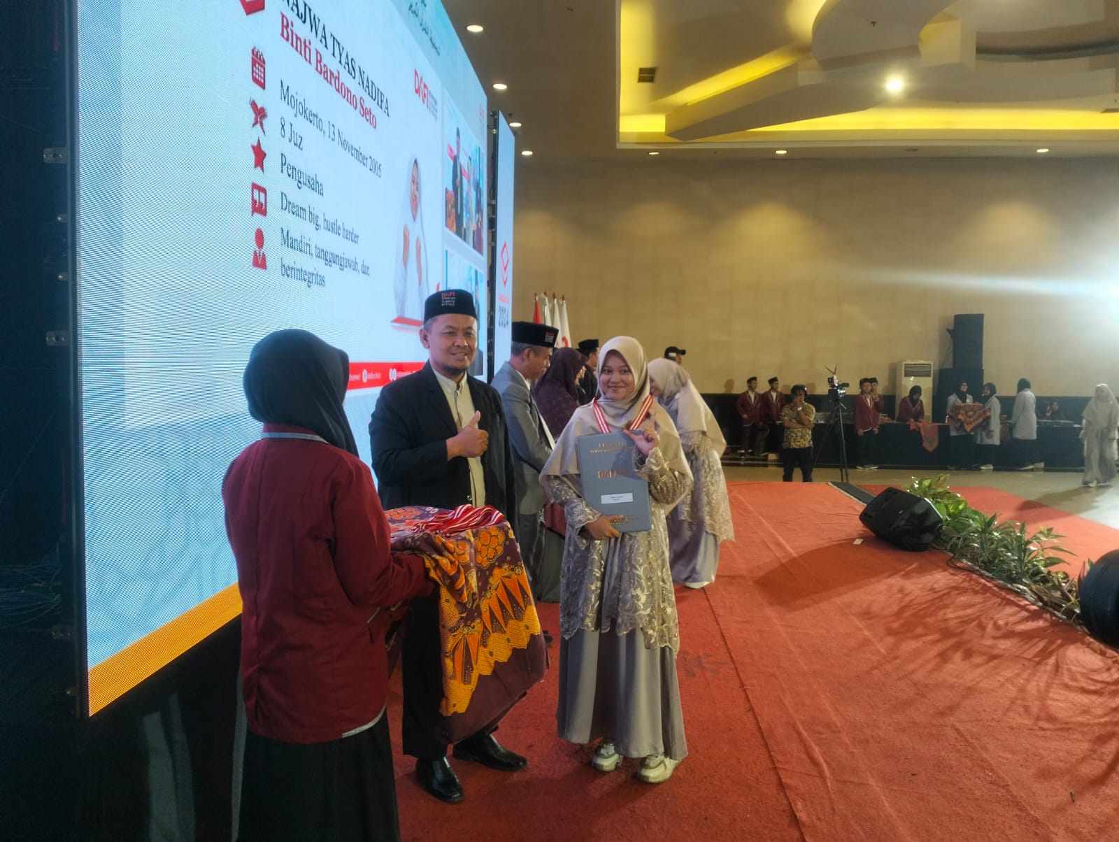 LULUS: Prosesi pelepasan santri SMP dan MA DAFI Pesantren Alquran Science Sidoarjo. (ANAS/RADAR SIDOARJO)
