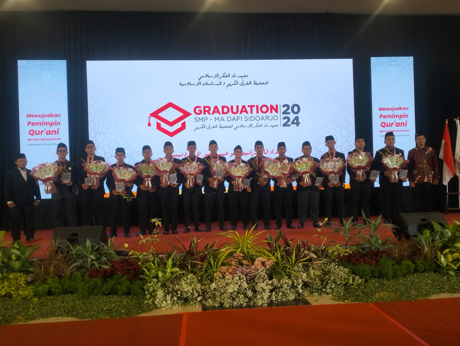 BANGGA: Para santri DAFI Pesantren Alquran Science Sidoarjo yang hapal 30 juz. (ANAS/RADAR SIDOARJO)