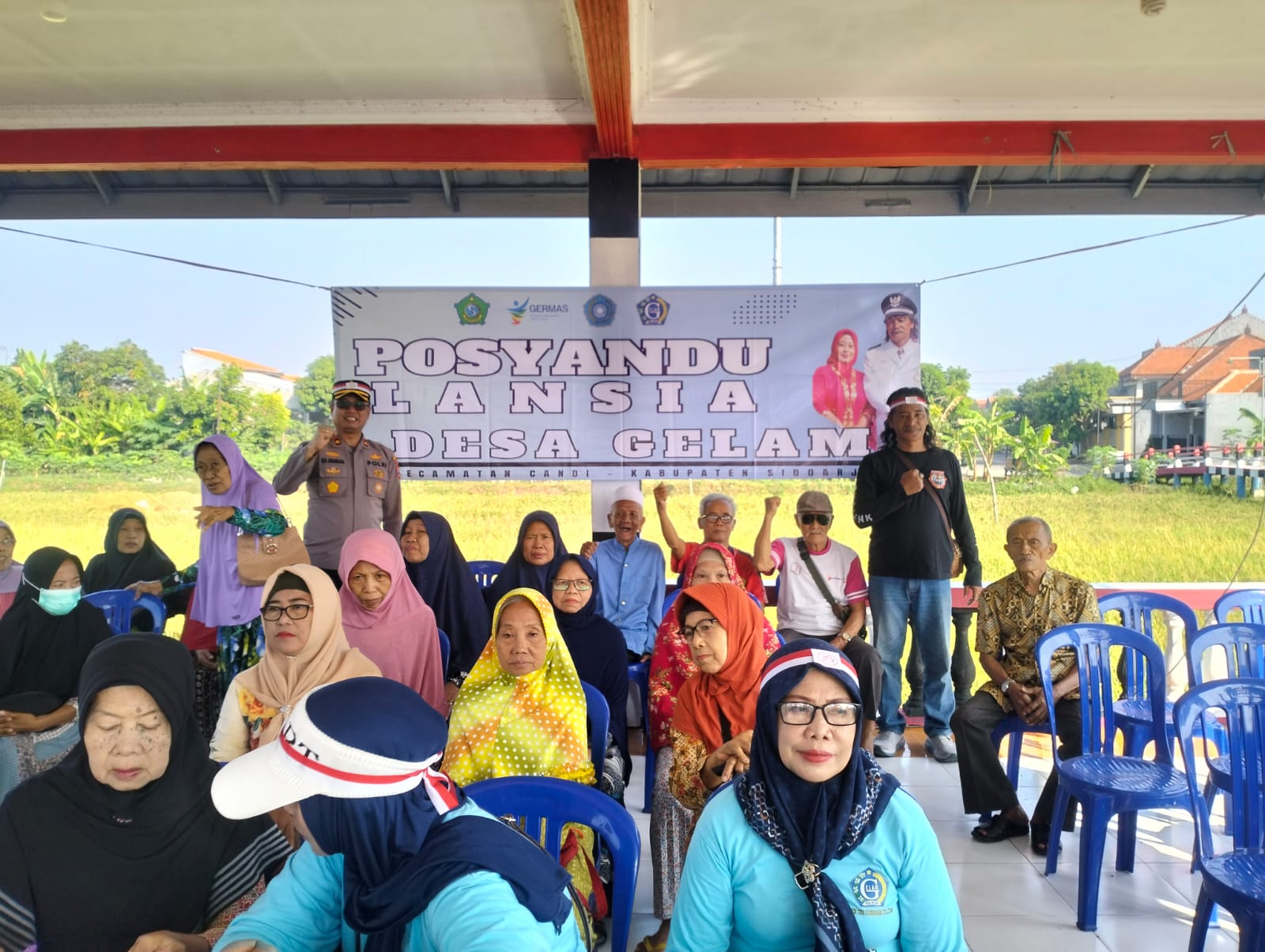 PEDULI: Mepala Desa Gelam Muchammad Muslich bersama Kapolsek Candi Kompol Eka Anggriana,SH.M.AP mendampingi para lansia.  (ANAS/RADAR SIDOARJO)