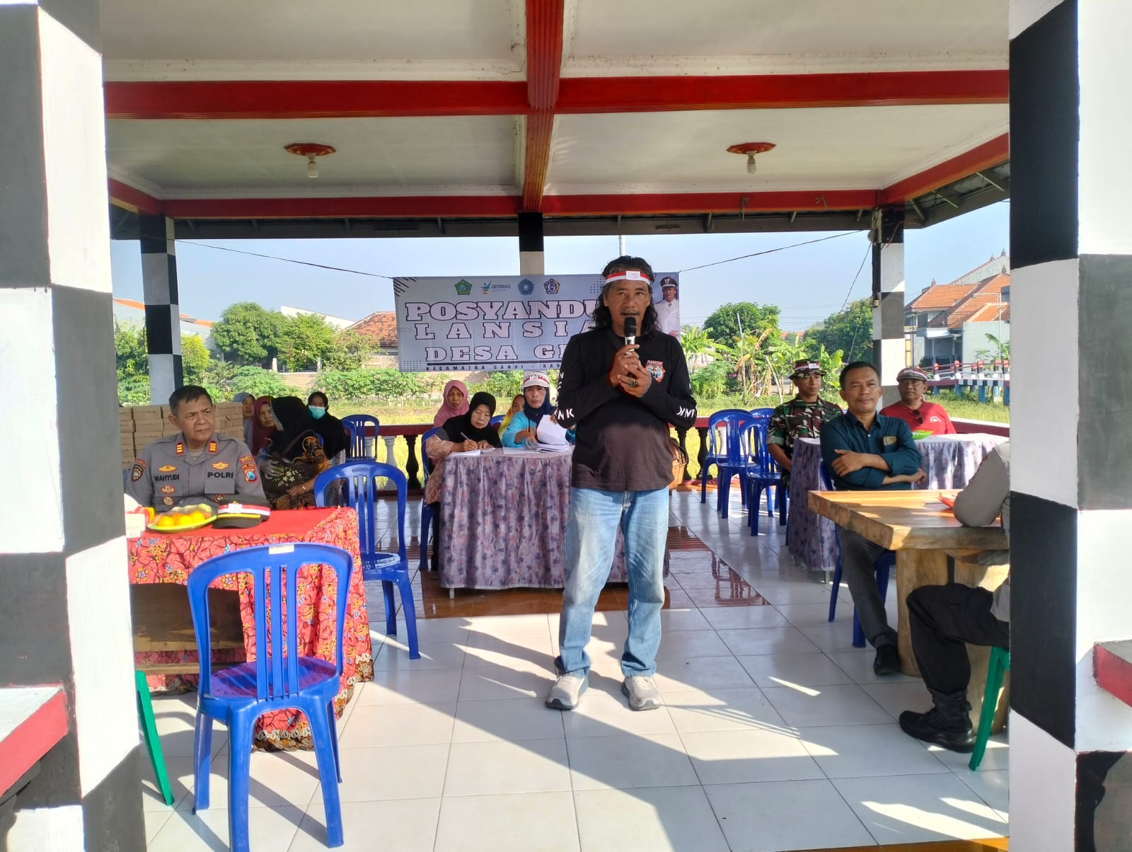 POSYANDU LANSIA: Kepala Desa Gelam Muchammad Muslich saat memberikan sambutan. (ANAS/RADAR SIDOARJO)