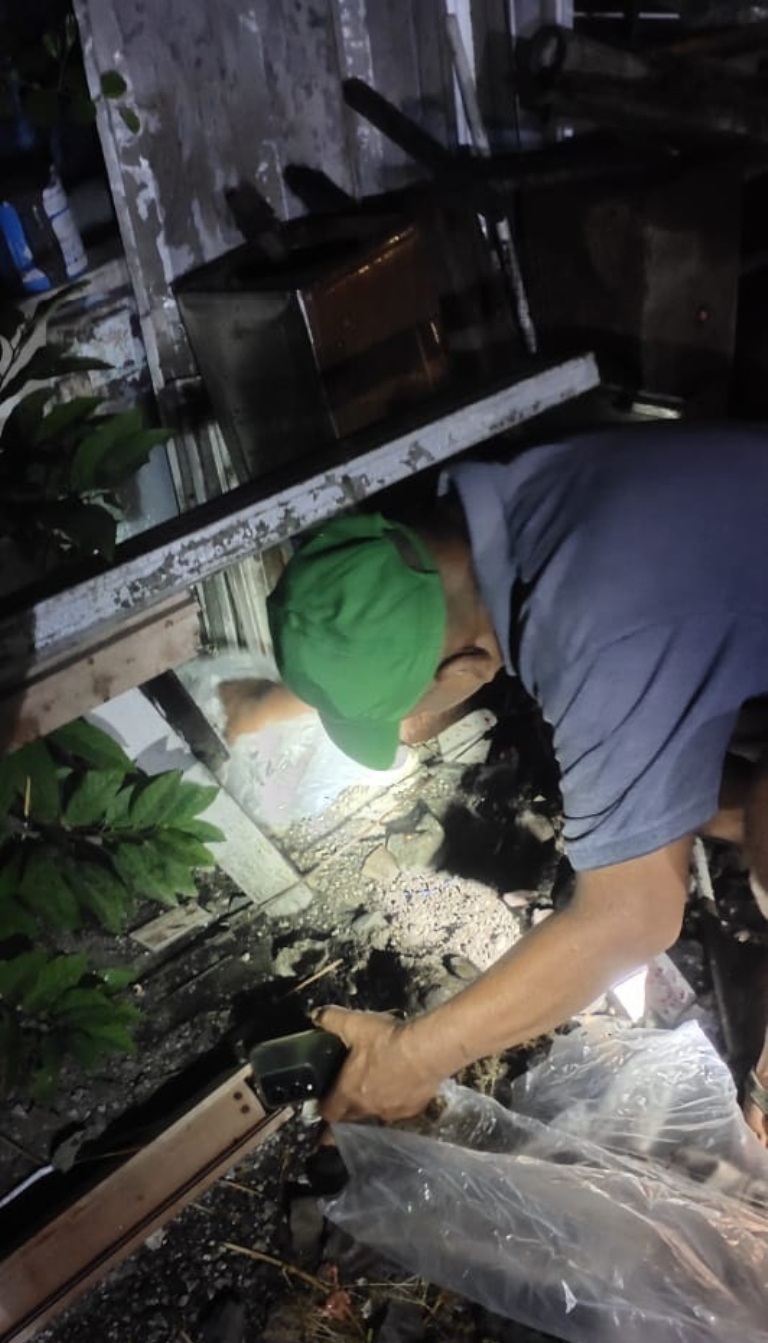 TRAGIS : Proses evakuasi jenazah korban usai tertabrak KA Blambangan Ekspres, Selasa (25/6). (IST)