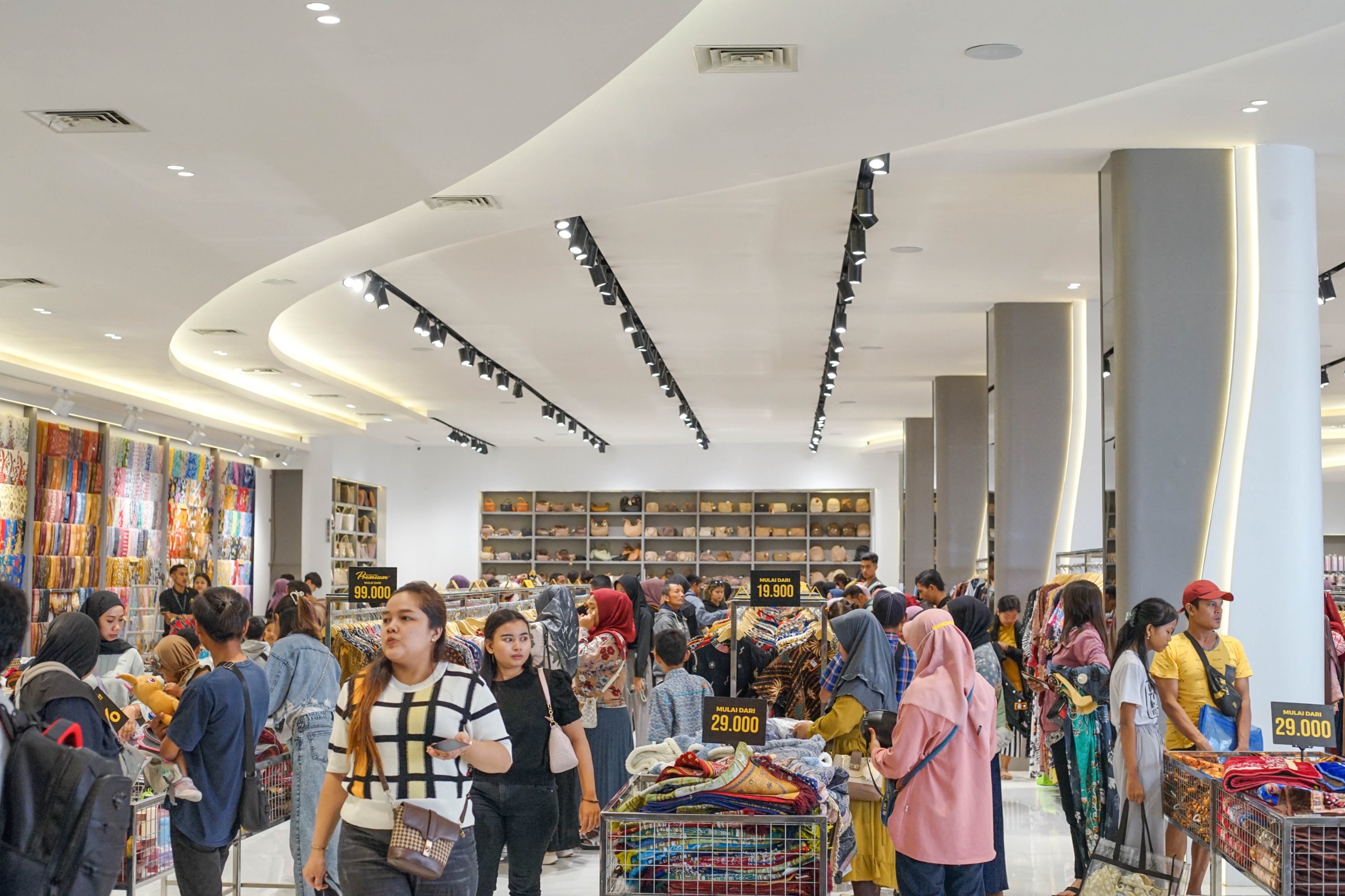 BERKUALITAS : Toko batik Benang Raja.