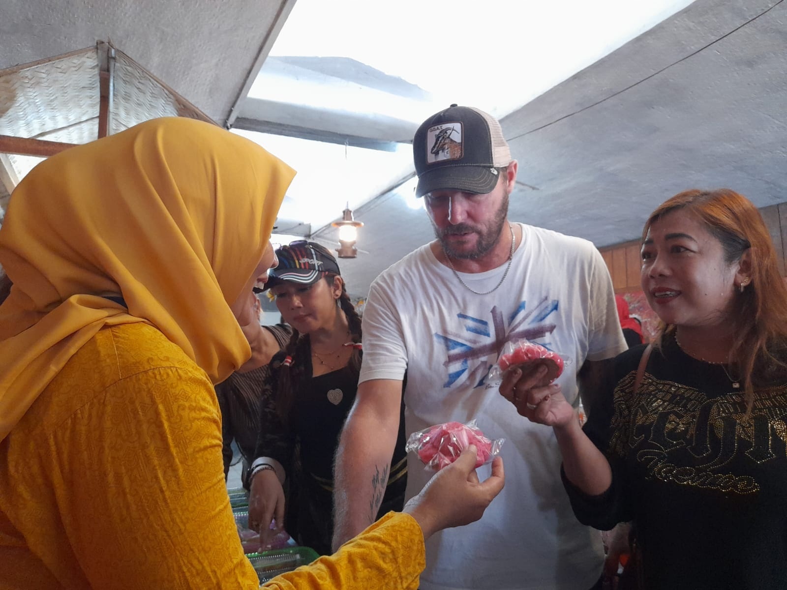 PENASARAN : Warga asing asal Australia Paul membeli jajanan tradisional di Pasar Heritage Buduran. (M SAIFUL ROHMAN/RADAR SIDOARJO)