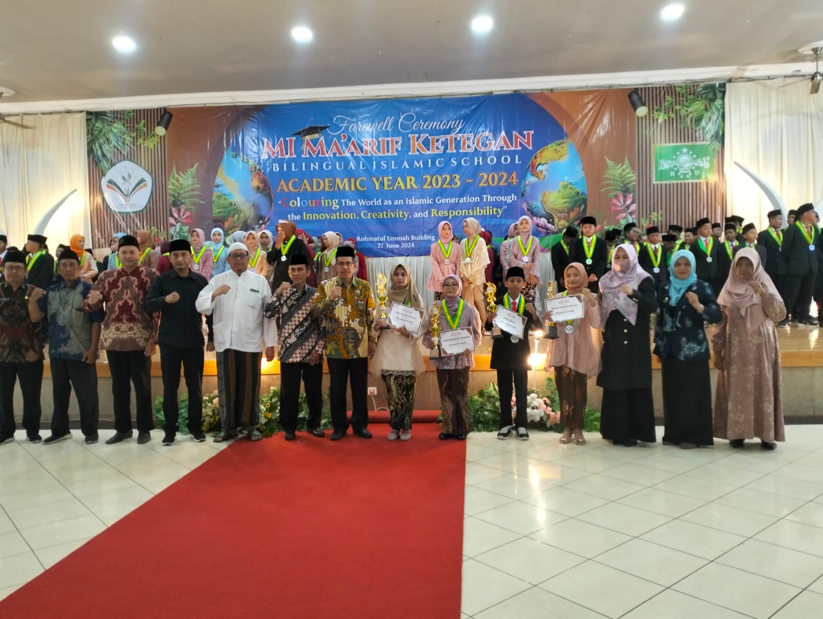 KOMPAK: Foto bersama jajaran dengan siswa-siswi berprestasi MI Maarif Ketegan Bilingual Islamic School saat acara pelepasan siswa. (ANAS/RADAR SIDOARJO)