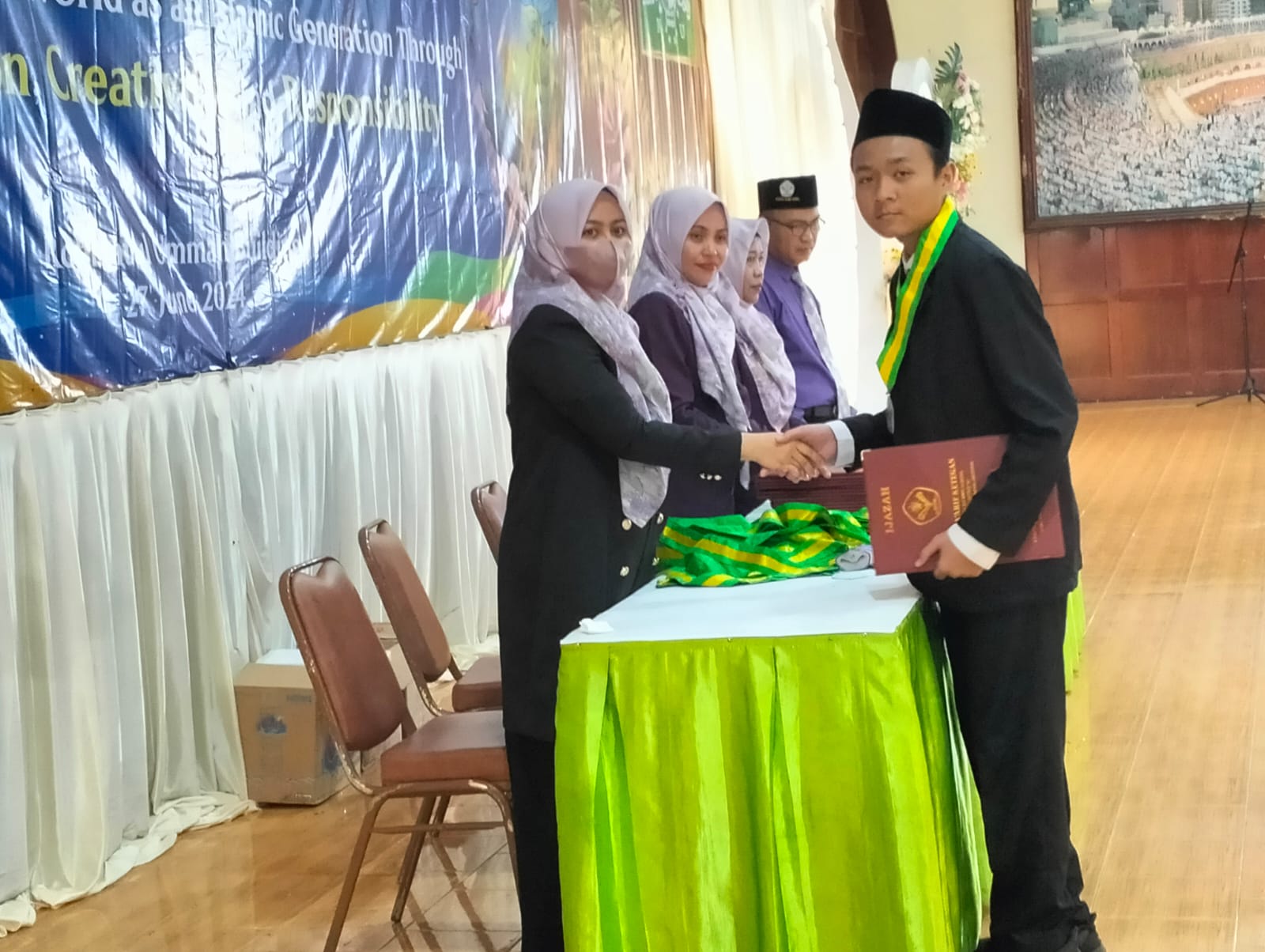 SELAMAT: Kepala Ml Maarif Ketegan Bilingual Islamic School Ummi Salamah memberikan selamat kepada siswa saat pelepasan. (ANAS/RADAR SIDOARJO)