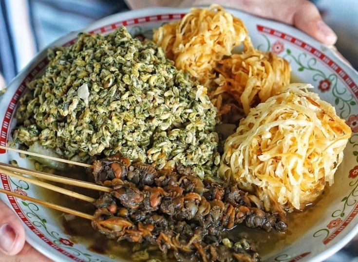 KHAS SIDOARJO: Lontong kupang lengkap dengan lento dan sate kerang.