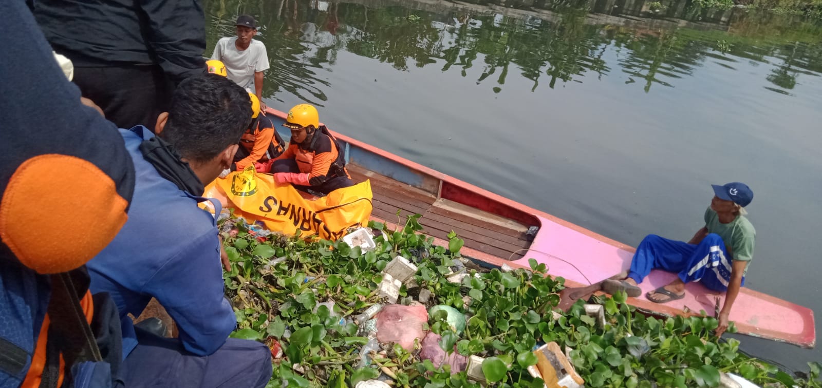 EVAKUASI : Jenazah korban ditemukan Tim Gabungan SAR, Minggu (30/6). (DIKY PUTRA SANSIRI/RADAR SIDOARJO)  &nbsp;  &nbsp;