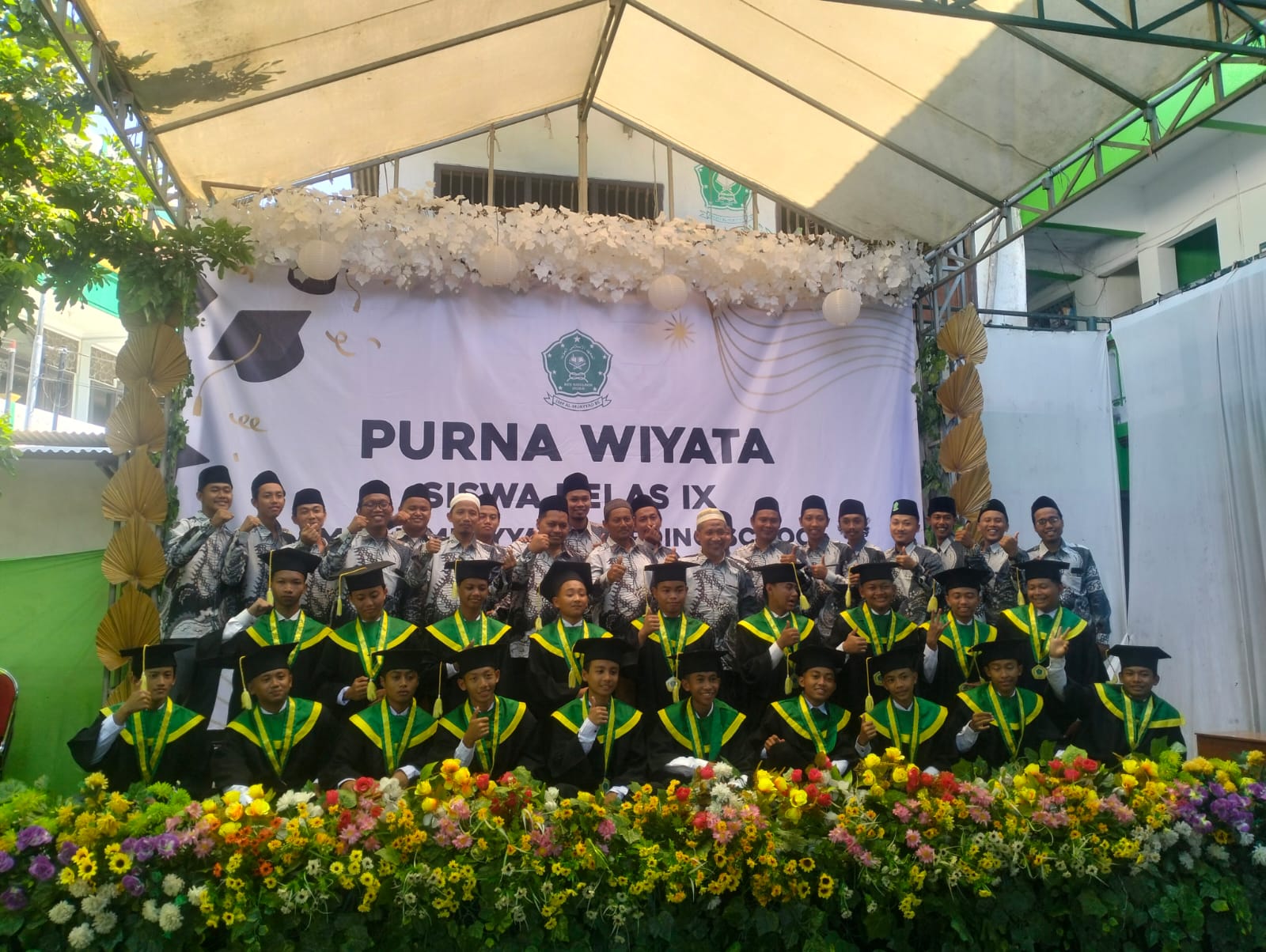 KOMPAK: Foto bersama siswa  dan dewan guru SMP Al Muayyad Boarding School dalam pelepasan tahun pelajaran 2023/2024. (ANAS/RADAR SIDOARJO)