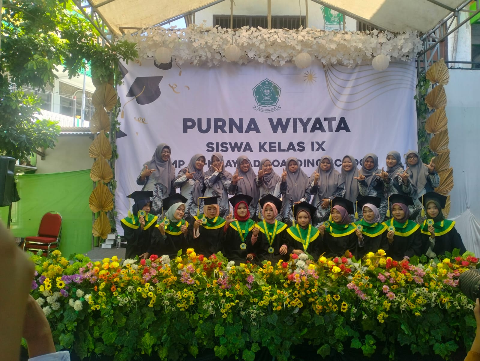 KEBERSAMAAN: Foto bersama siswi  dan dewan guru SMP Al Muayyad Boarding School mengadakan pelepasan tahun ajaran 2023/2024. (ANAS/RADAR SIDOARJO)