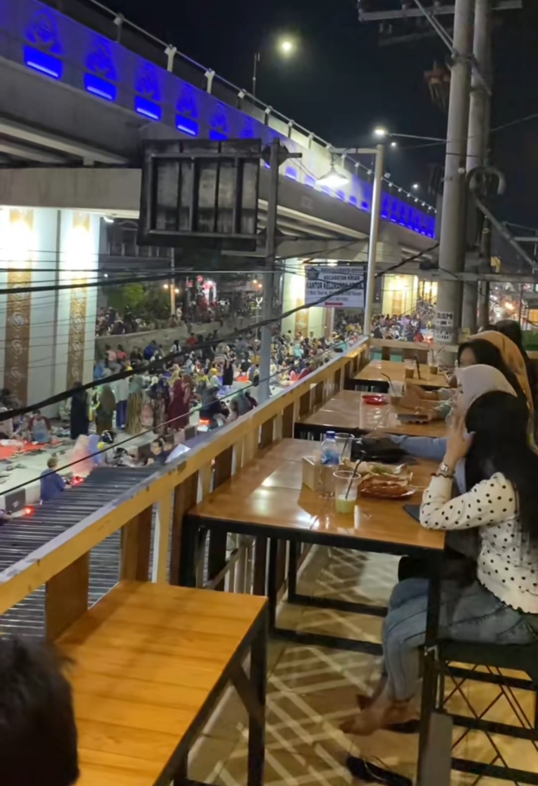MENIKMATI PEMANDANGAN: Jajaran stand kuliner di bawah Flyover Krian. (IST/TikTok @kulinerkrian)