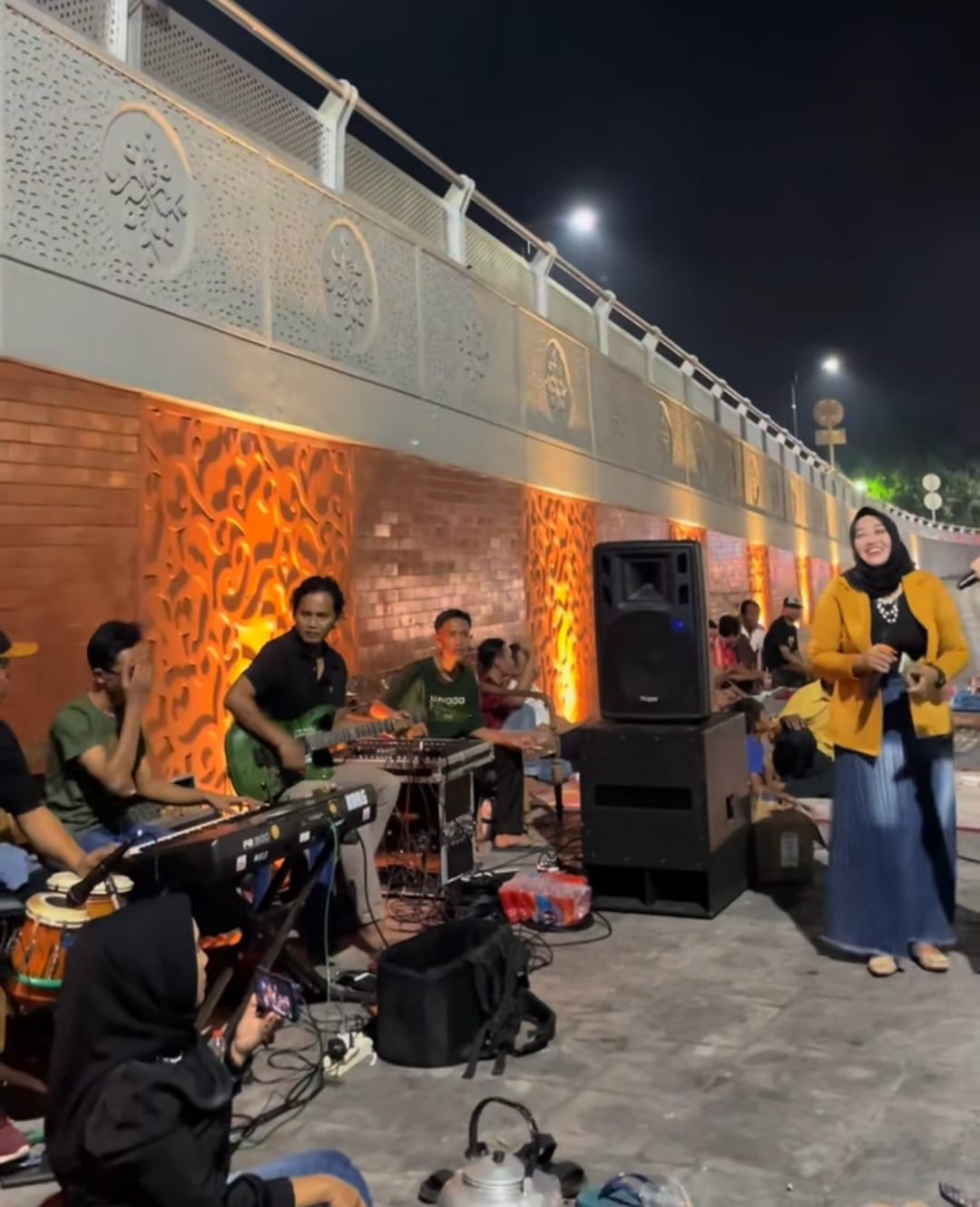 HIBURAN: Live music menemani pengunjung di Flyover Krian. (IST/akun TikTok @infokrian)