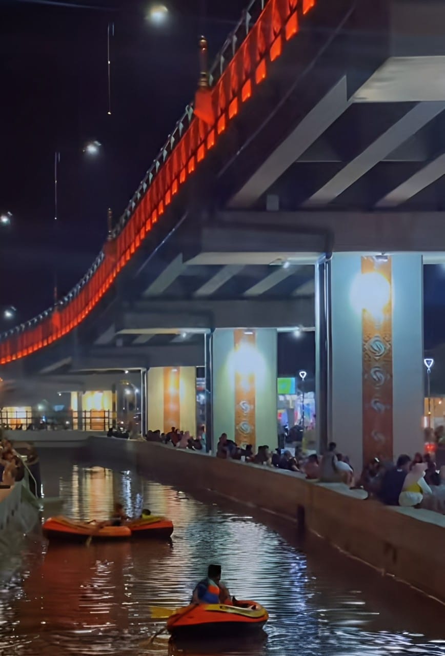 SERU: Wahana perahu karet di sungai bawah Flyover Krian. (IST/akun TikTok @banggasidoarjo)