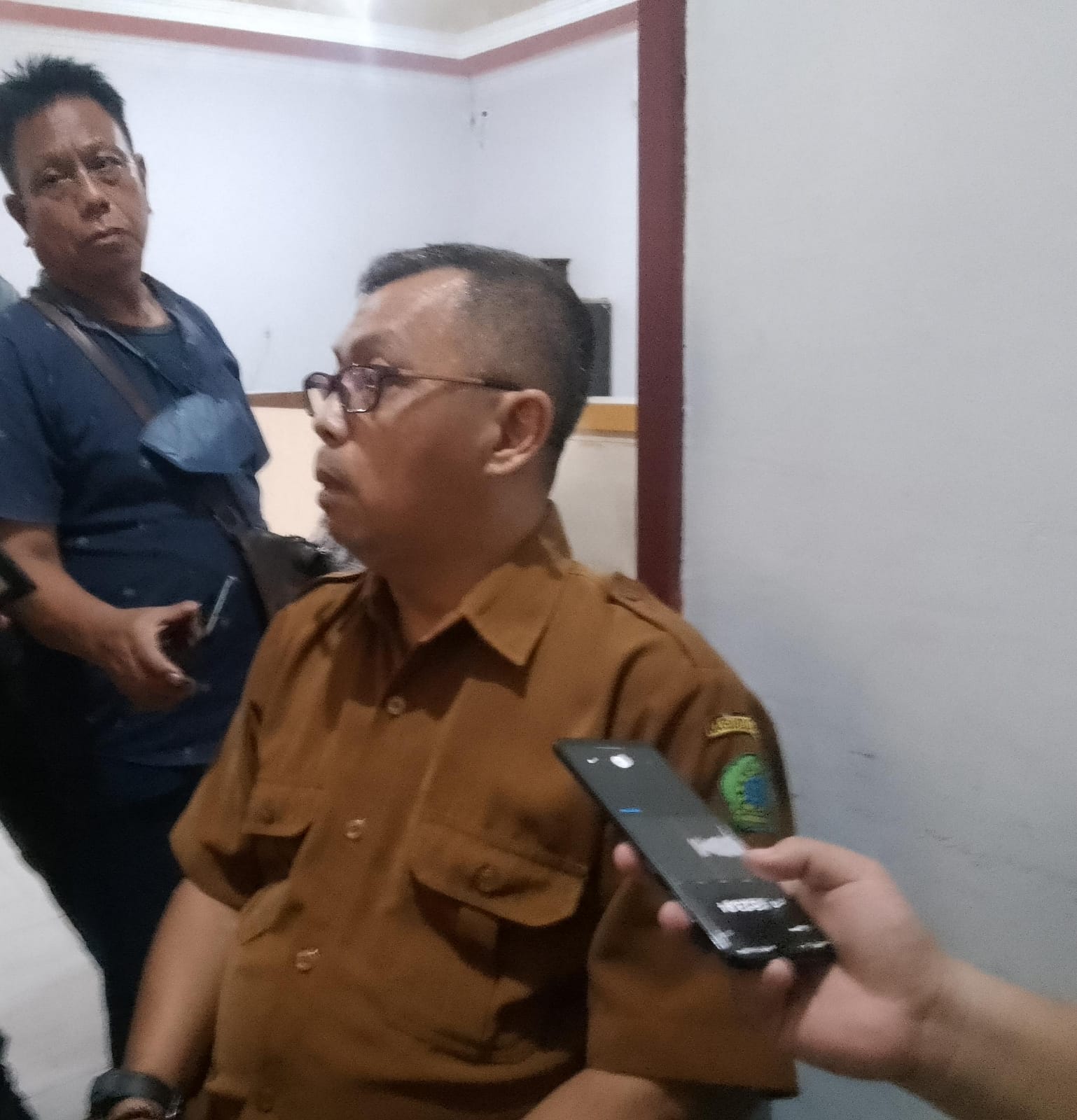 DOOR STOP : Kades Mergosari Eko Budi Santoso. (DIKY PUTRA SANSIRI/RADAR SIDOARJO)