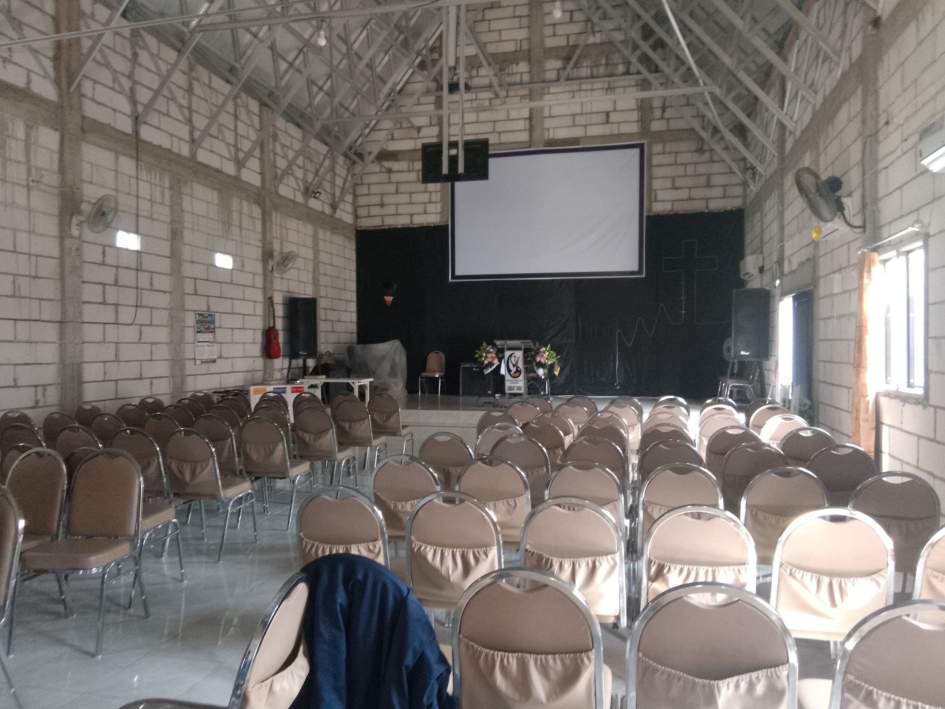 DIPERMASALAHKAN: Suasana di dalam Rumah Doa di Tarik, Sidoarjo. (DIKY PUTRA SANSIRI/RADAR SIDOARJO)