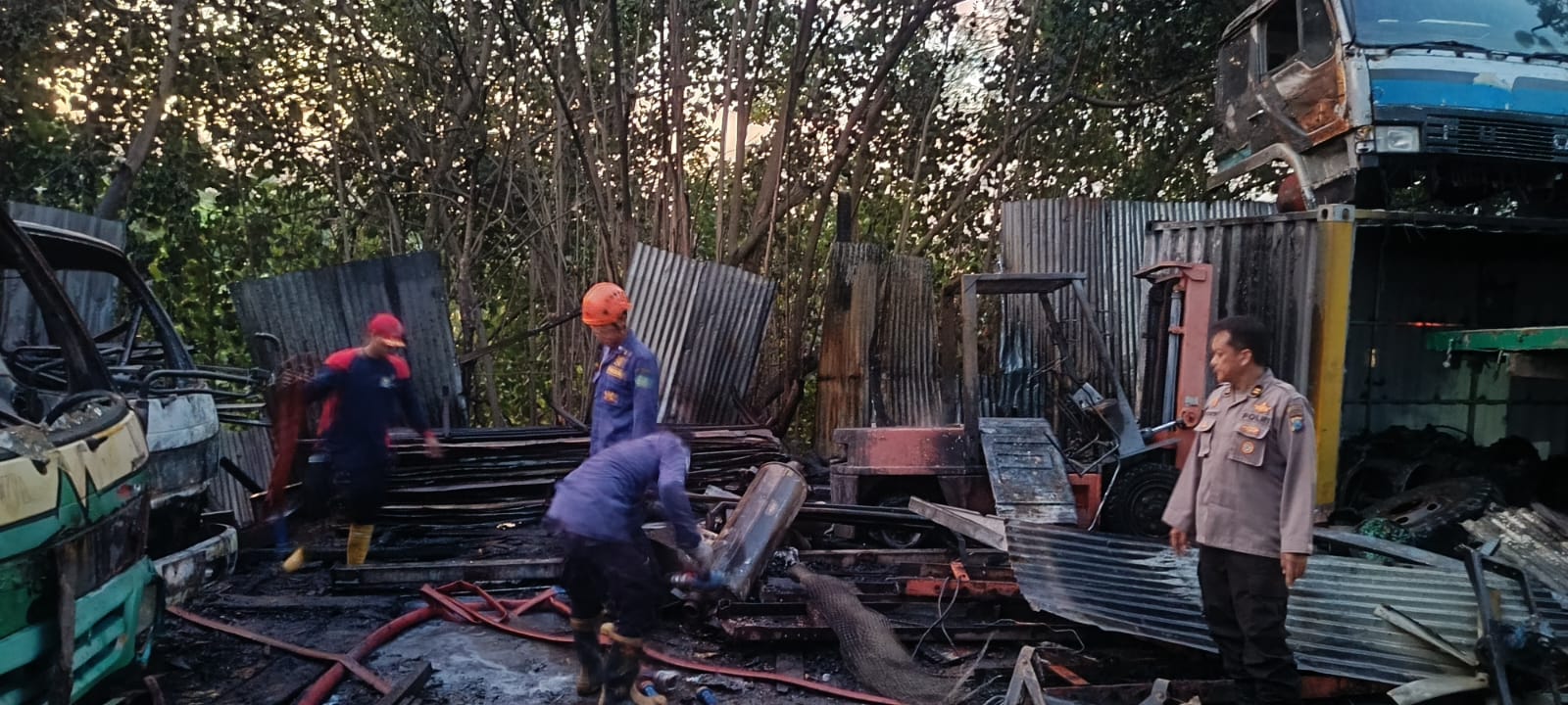 DISIRAM AIR : Petugas damkar masih dalam proses pemadaman Gudang Rongsokan.  &nbsp;