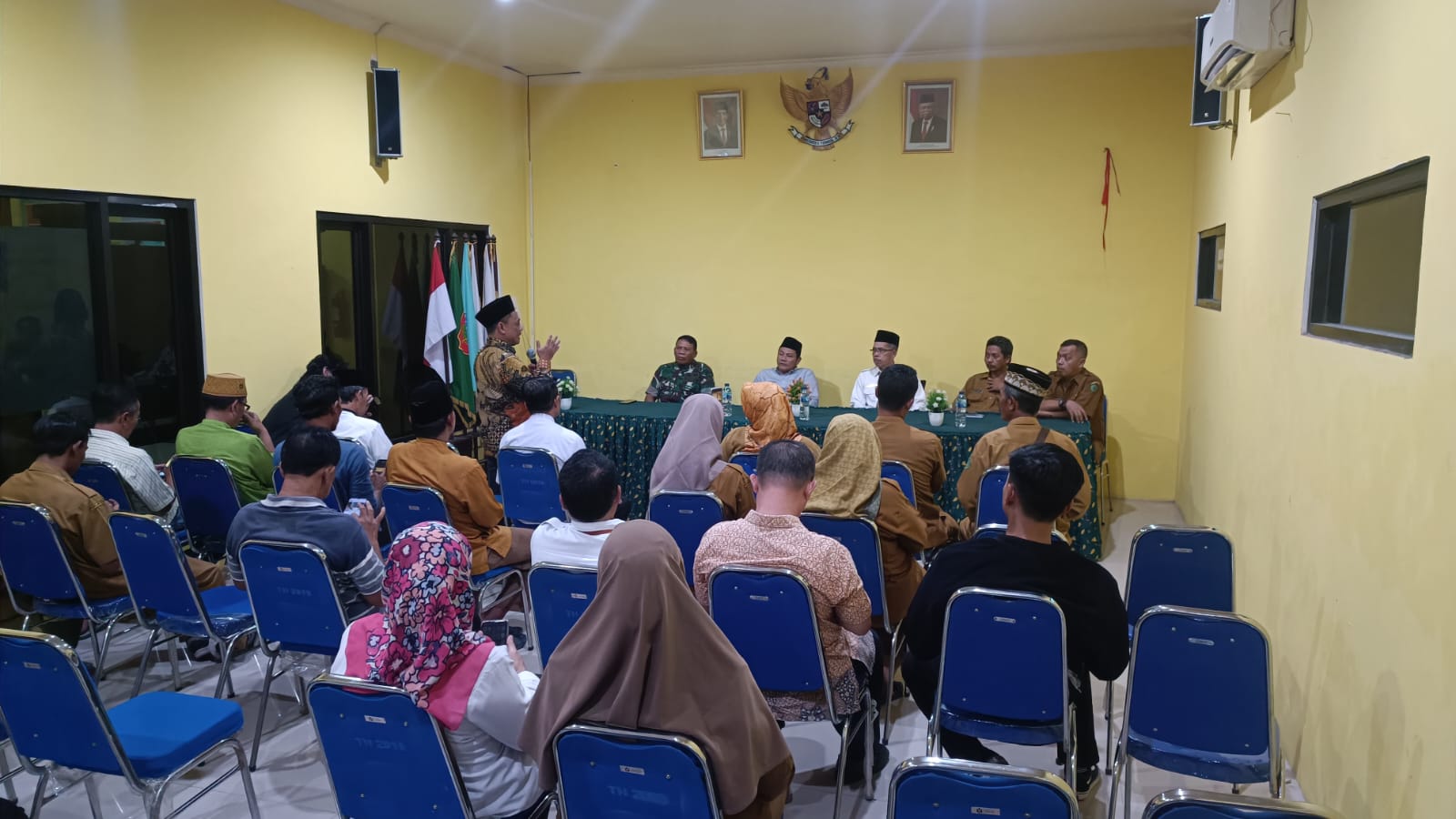 KOMUNIKASI : Suasana mediasi di Desa Mergosari Kecamatan Tarik.