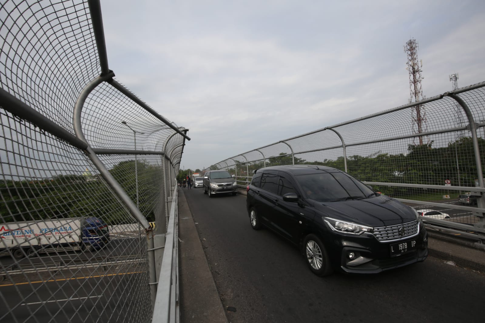 BENGKOK : Kondisi pagar besi jalan overpass Desa Sidokepung Kecamatan Buduran. (M SAIFUL ROHMAN/RADAR SIDOARJO)