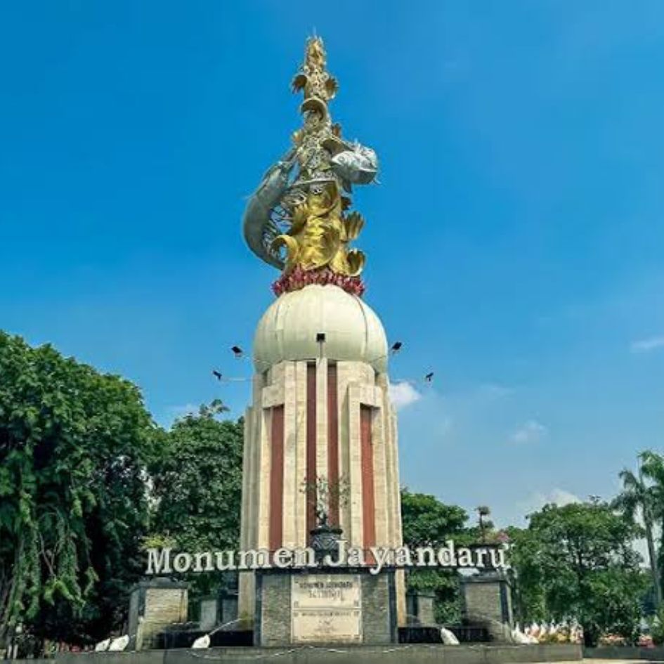 Monumen Jayandaru terdapat udang di dalamnya yang merupakan salah satu ikon Sidoarjo. (IST)