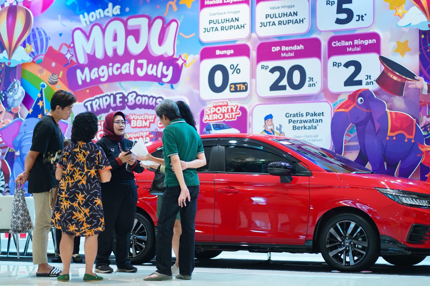 BANYAK PENAWARAN MENARIK: HSC membawa program spesial untuk Honda Lovers yang ingin membeli mobil Honda impiannya lewat &ldquo;Honda Maju &ndash; Magical July&rdquo;. (HONDA SURABAYA CENTER)
