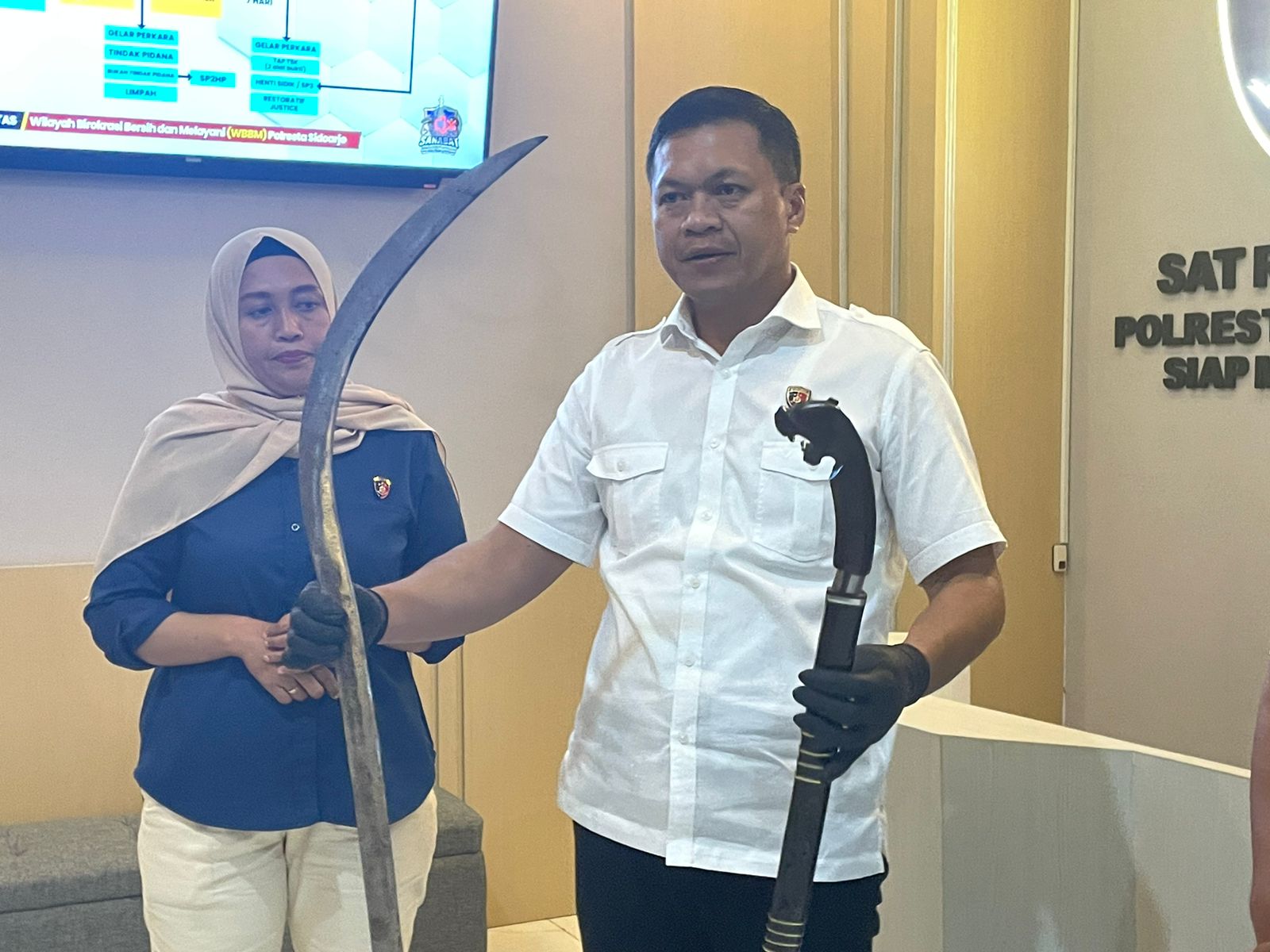 TEGAS : Kasat Reskrim Polresta Sidoarjo Kompol Agus Sobarnapraja membawa barang bukti. (DIKY PUTRA SANSIRI/RADAR SIDOARJO)