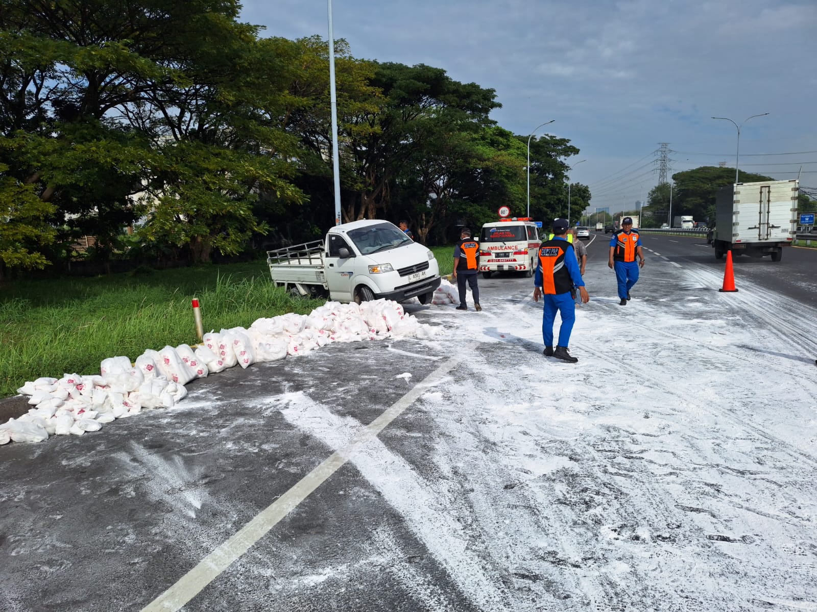 APES: Kondisi tepung terigu berceceran usai pikap hilang kendali di KM 2/200 B ruas Tol Juanda arah Waru, Kamis (4/7) pagi. (IST)