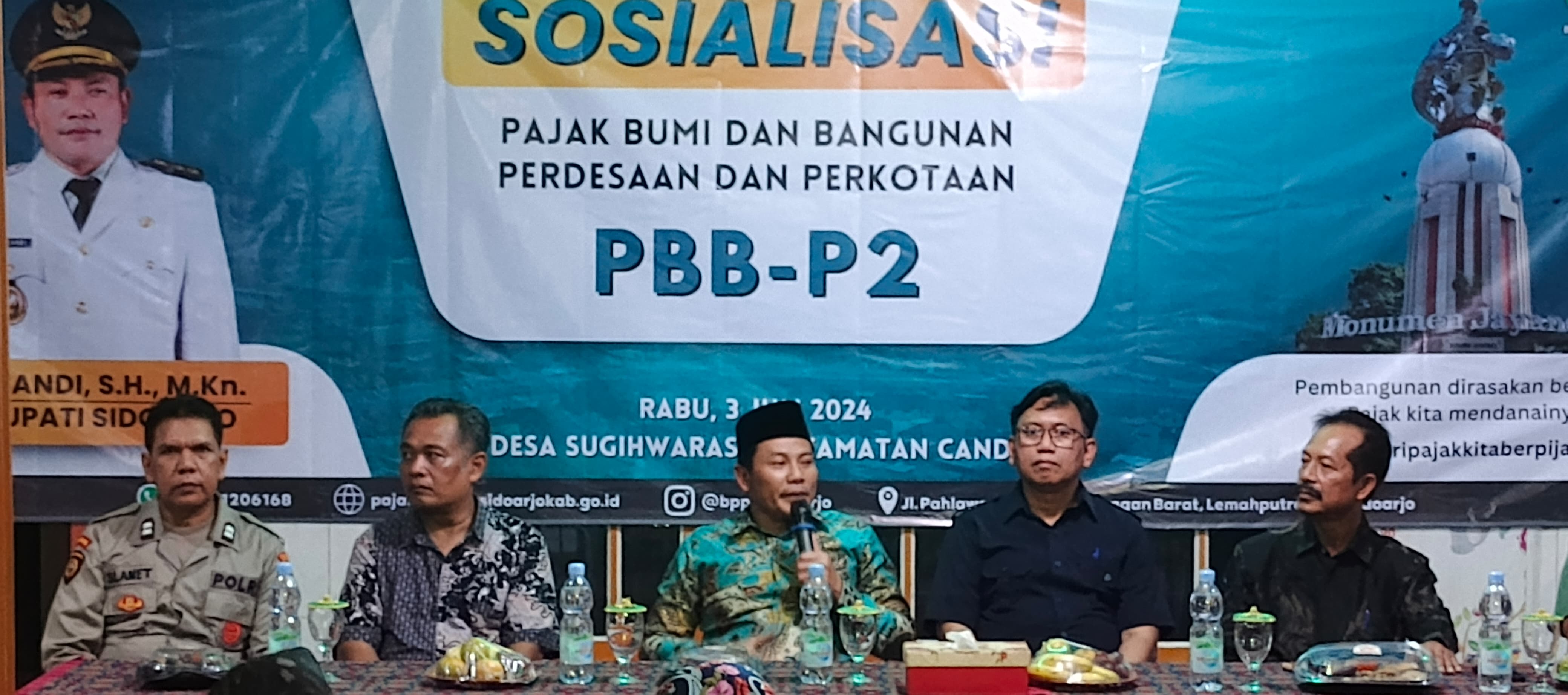 PENDEKATAN : Plt Bupati Sidoarjo Subandi saat sosialisasi PBB di Desa Sugihwaras Kecamatan Candi.