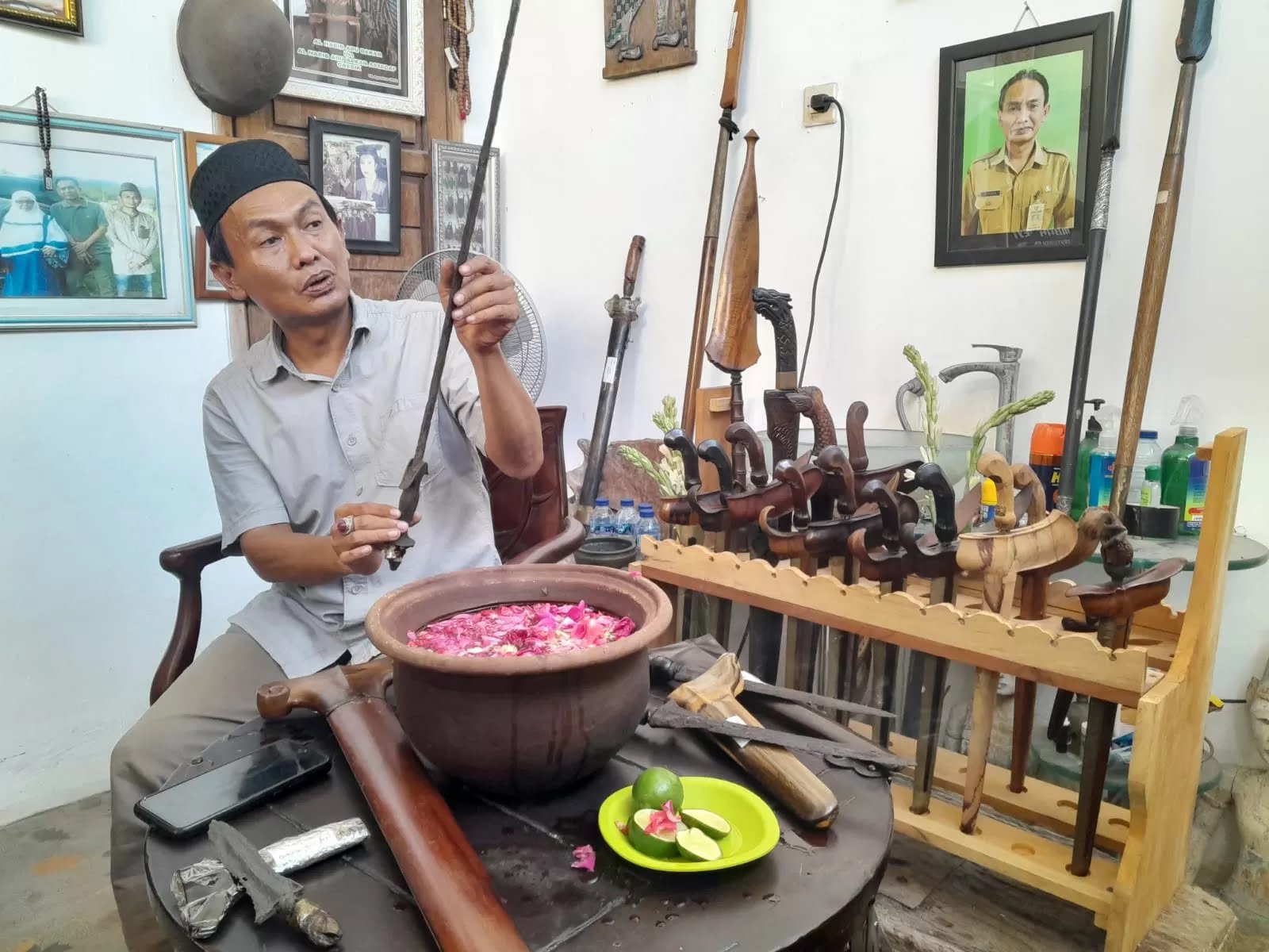 TRADISI: Muhammad Wildan yang selalu mencuci benda pusaka di malam 1 suro. (IST)