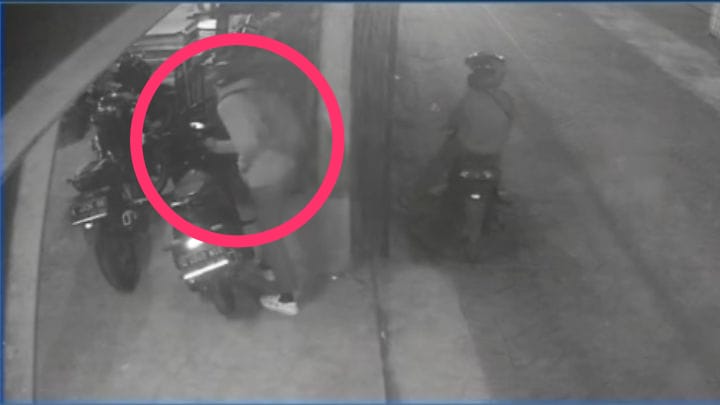 NEKAT : Pelaku pencurian motor di Suko Legok, Sukodono, terekam CCTV. (IST)