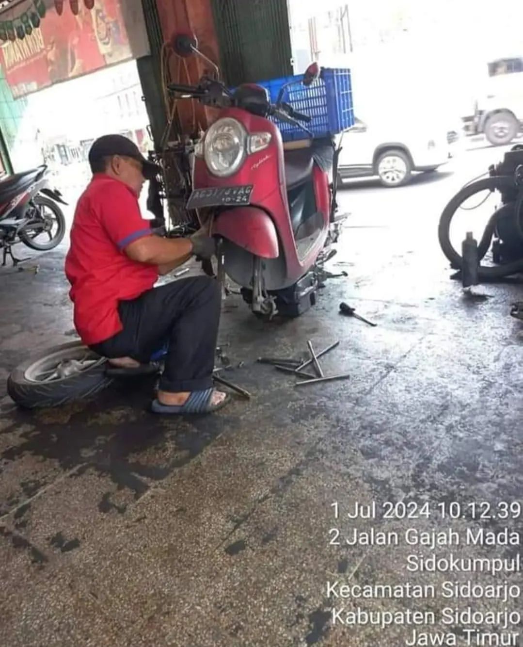 VIRAL: Pengerjaan servis motor di bengkel yang banyak dikeluhkan warganet. (IST)