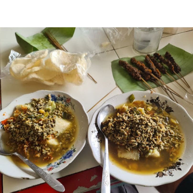 LEGEND: Lontong Kupang Misari paling banyak diserbu saat jam makan siang. (IST)