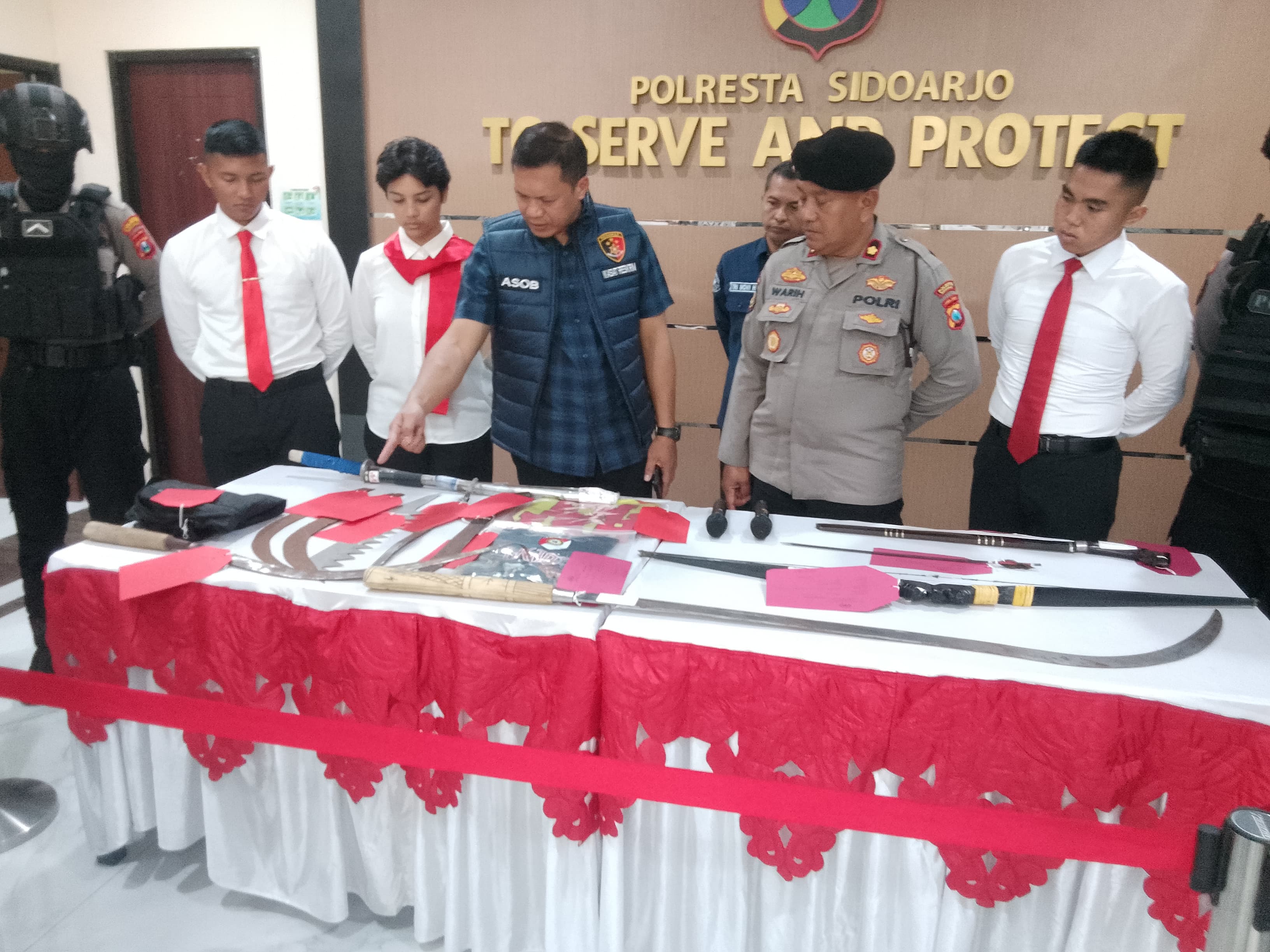 RILIS : Barang bukti sajam yang dibawa oleh anggota gangster di Candi. (DIKY PUTRA SANSIRI/RADAR SIDOARJO)