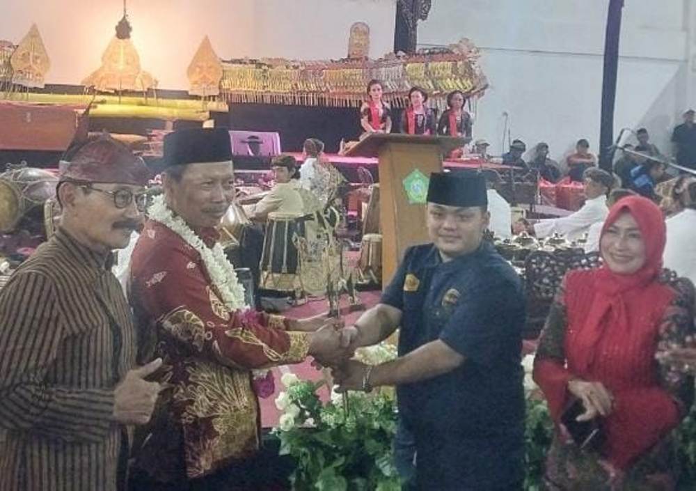 MENJAGA BUDAYA: Kepala Dinas Pendidikan dan Kebudayaan Sidoarjo, Tirto Adi (dua dari kiri) saat disambut segenap panitia kegiatan. (IST)  &nbsp;