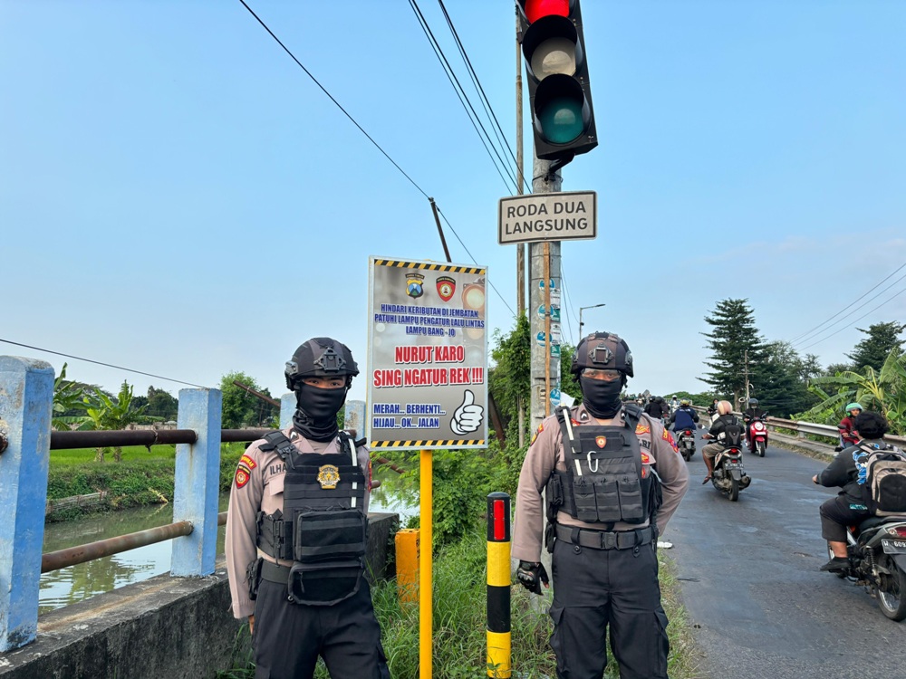 ANTISIPASI : Polisi usai memasang banner di Flyover Jumputrejo, Kecamatan Sukodono, Rabu (10/7). (IST)
