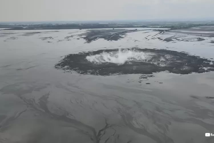 BANYAK MITOS: Pusat semburan lumpur Sidoarjo yang ada di Kecamatan Porong. (IST/YouTube Larasati Channel)