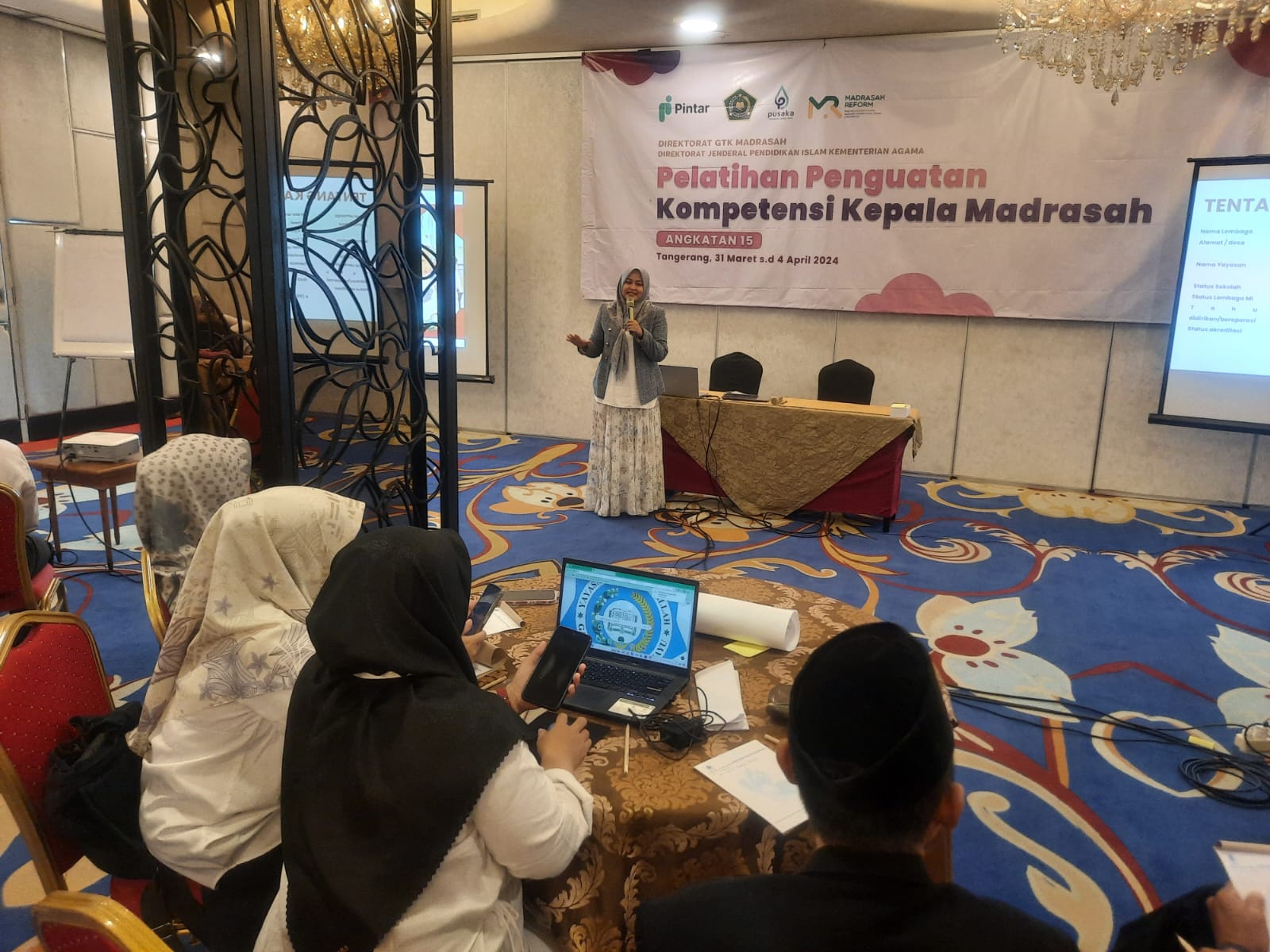 BANGGA: Kepala MI Ketegan Bilingual Islamic School Hj. Umi Salamah, M.Pd.I, M.M. menjadi pelatih nasional Kemenag RI. (IST)