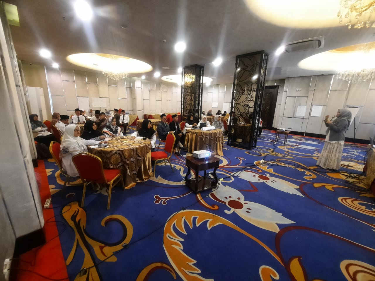 PERCAYA DIRI: Kepala MI Ketegan Bilingual Islamic School Hj. Umi Salamah, M.Pd.I, M.M. memberikan paparan di hadapan kepala madrasah. (IST)