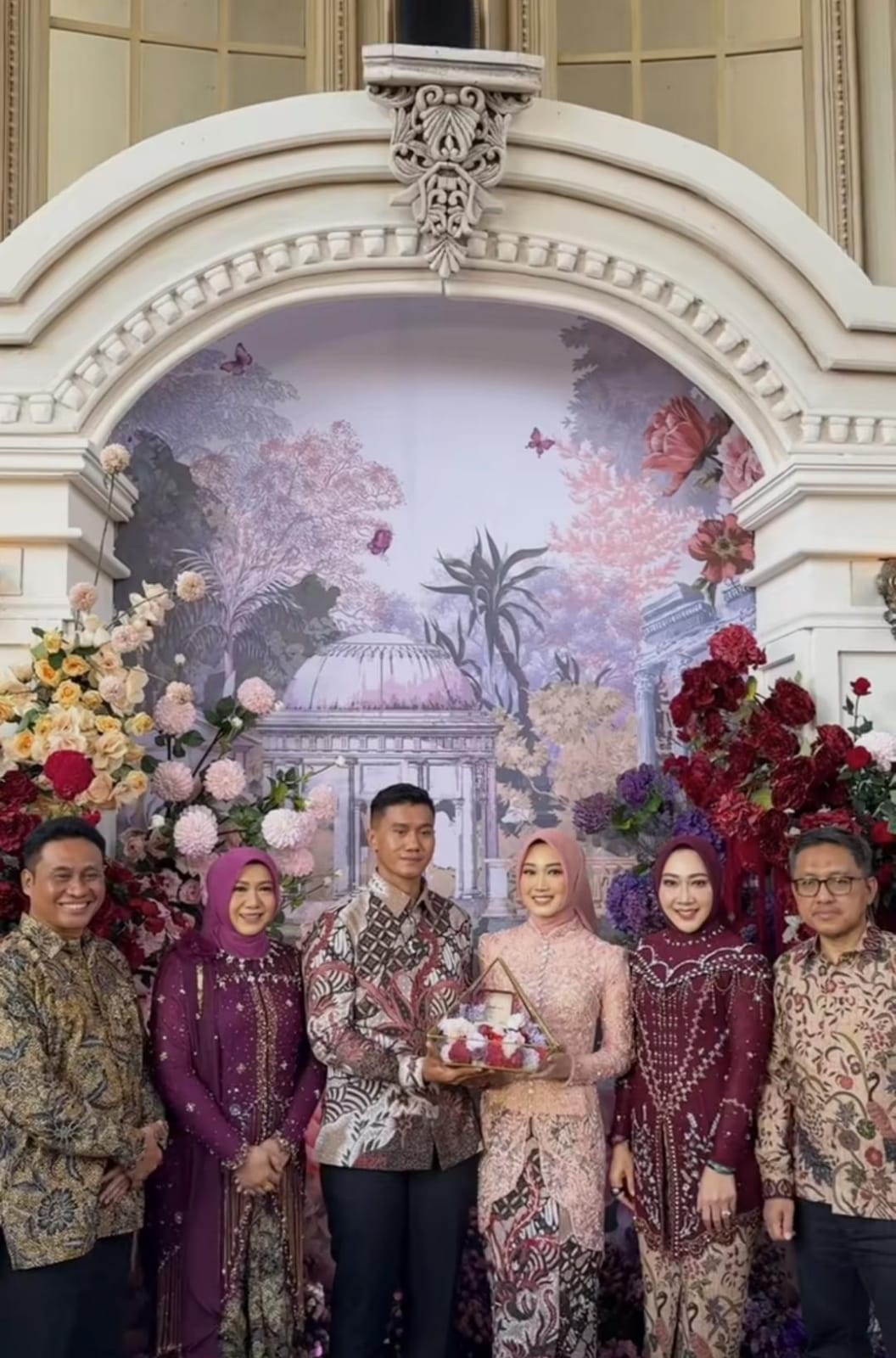 Keluarga mendampingi prosesi lamaran Daffana dan Novandra.